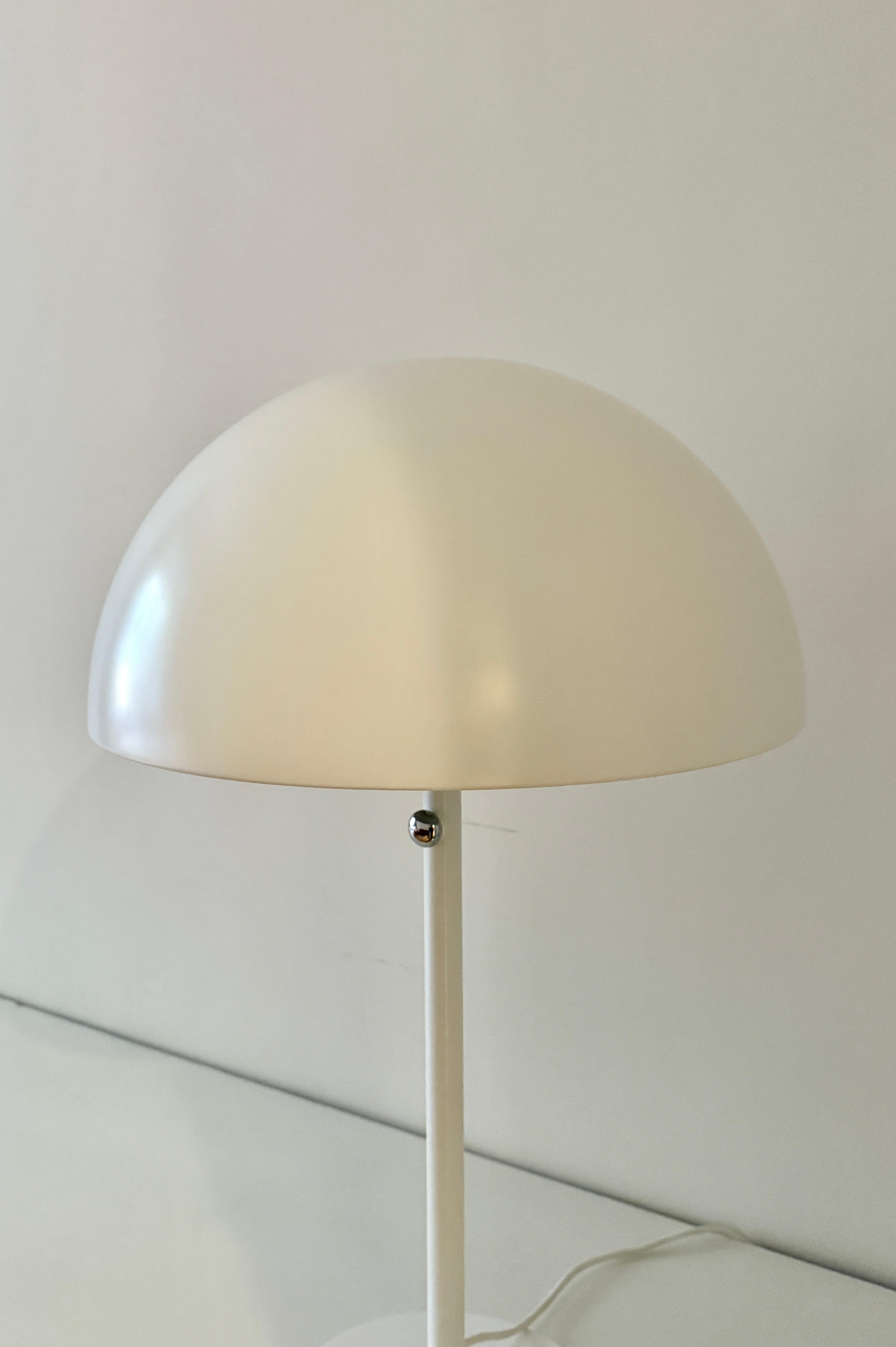 Lámpara Brasa 365'. Estructura metálica blanca. Suecia, década de 1990.

Diámetro: 32 cm
Altura: 75 cm