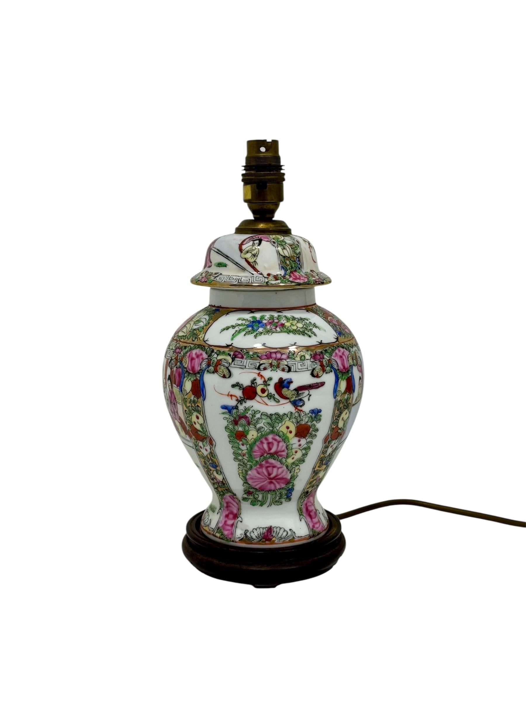 Lámpara de porcelana Circa 1.920.
Lámpara de porcelana esmaltada Circa 1.920, de origen chino o estilo chino exportación. 
El tipo de decoración corresponde a lo que se conoce como 