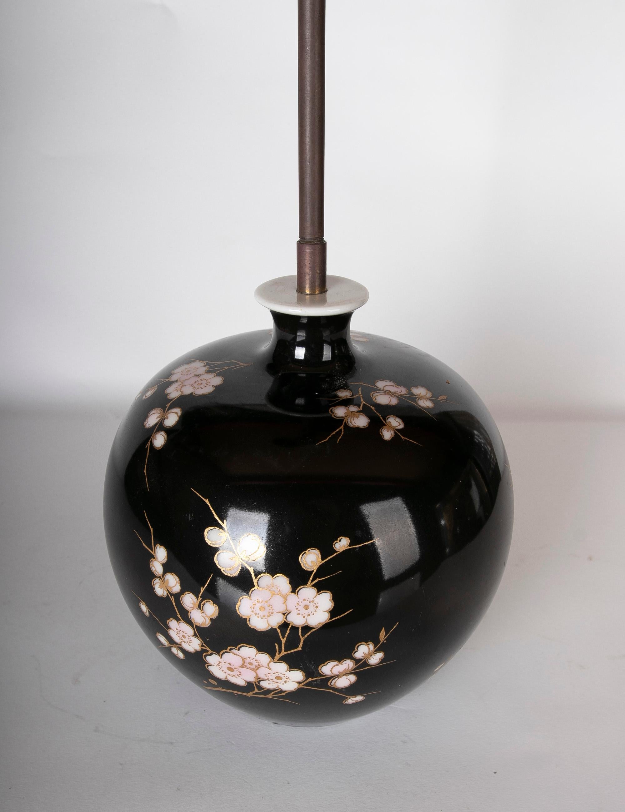 Lampe en porcelaine noire décorée de fleurs Bon état - En vente à Marbella, ES