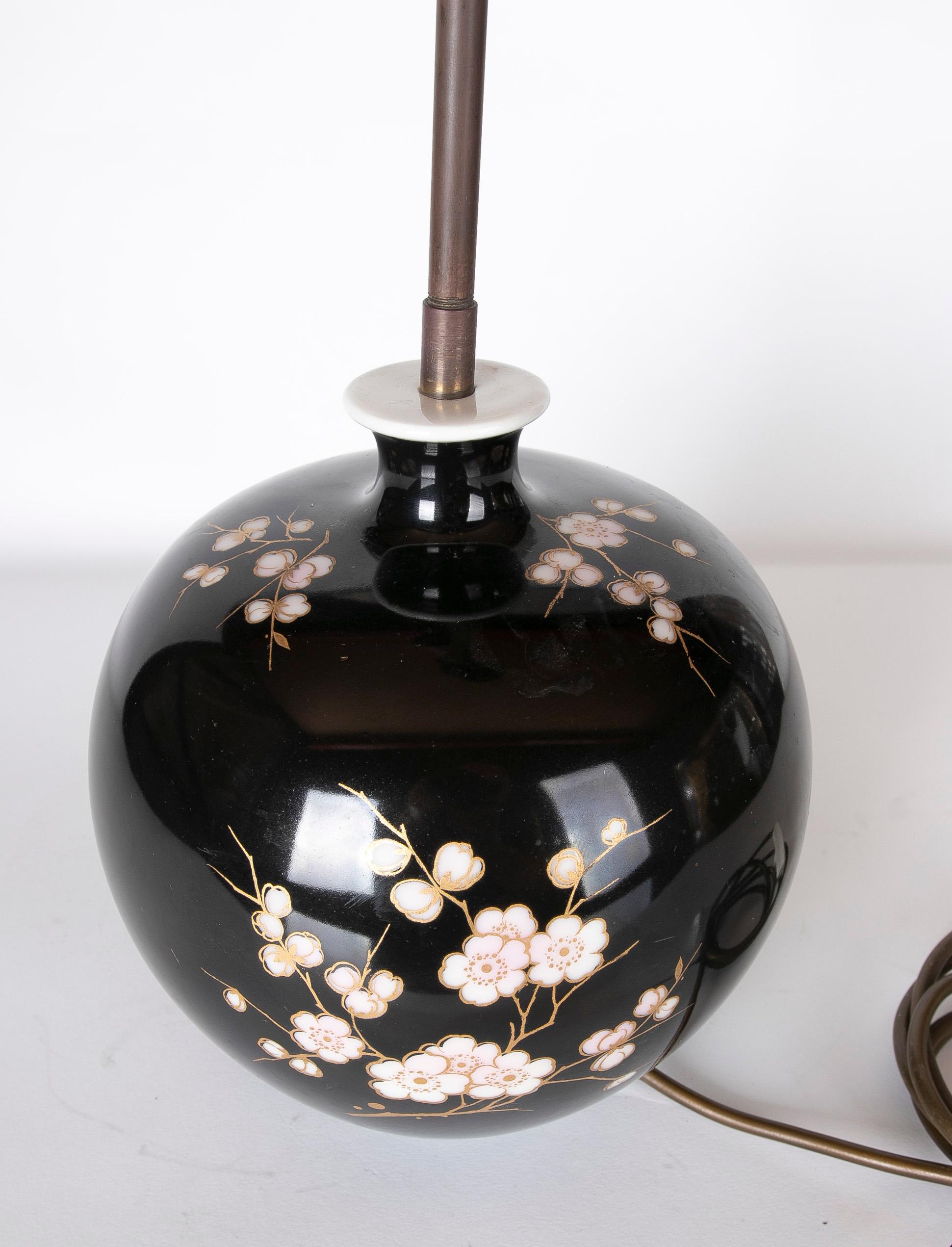 Lampe en porcelaine noire décorée de fleurs en vente 1