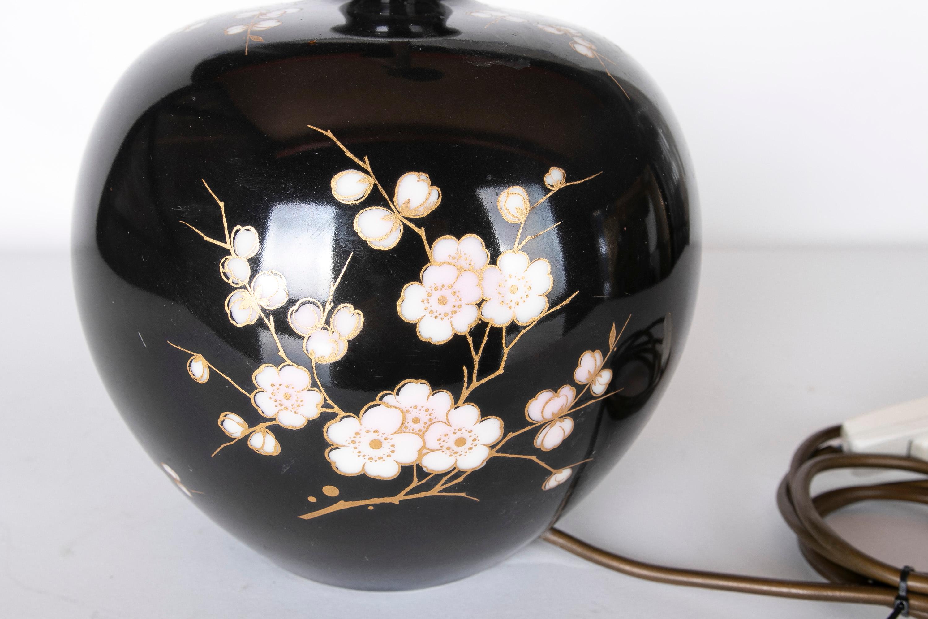 Lampe en porcelaine noire décorée de fleurs en vente 2