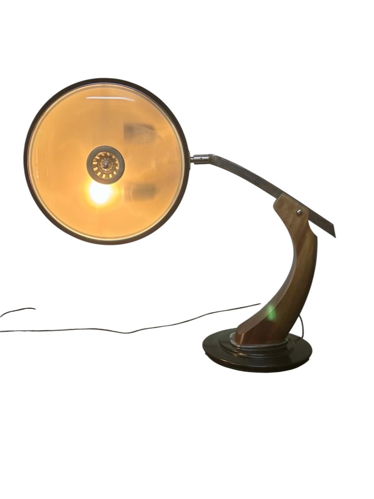 Lámpara Fase President Circa 1.968, diseñada por Luis Pérez de la Oliva en 1968 y realizada en madera, acero y vidrio.
Dans ce cas, il s'agit de l'une des premières éditions, qui ne comprend qu'une bague dans le bras et la rosca du diffuseur en