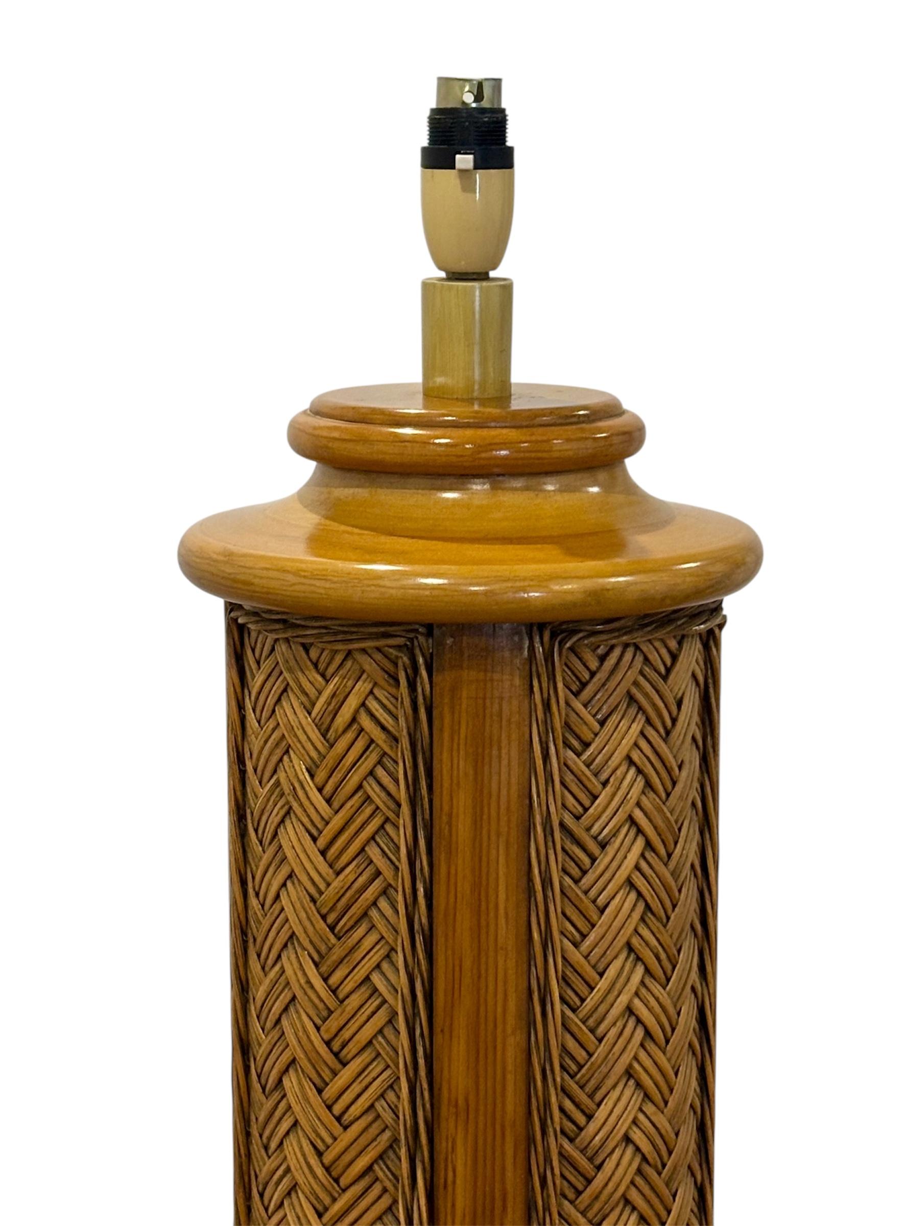 Lámpara francesa Circa 1.950.
Lámpara francesa de pie Circa 1.950, realizada en madera y Ratán, con un trabajo decorativo de tipo trenzado o en relieve a lo largo del cuerpo cilíndrico, acabando en una base circular. 
Médailles :
Alto 135cm
Diamètre