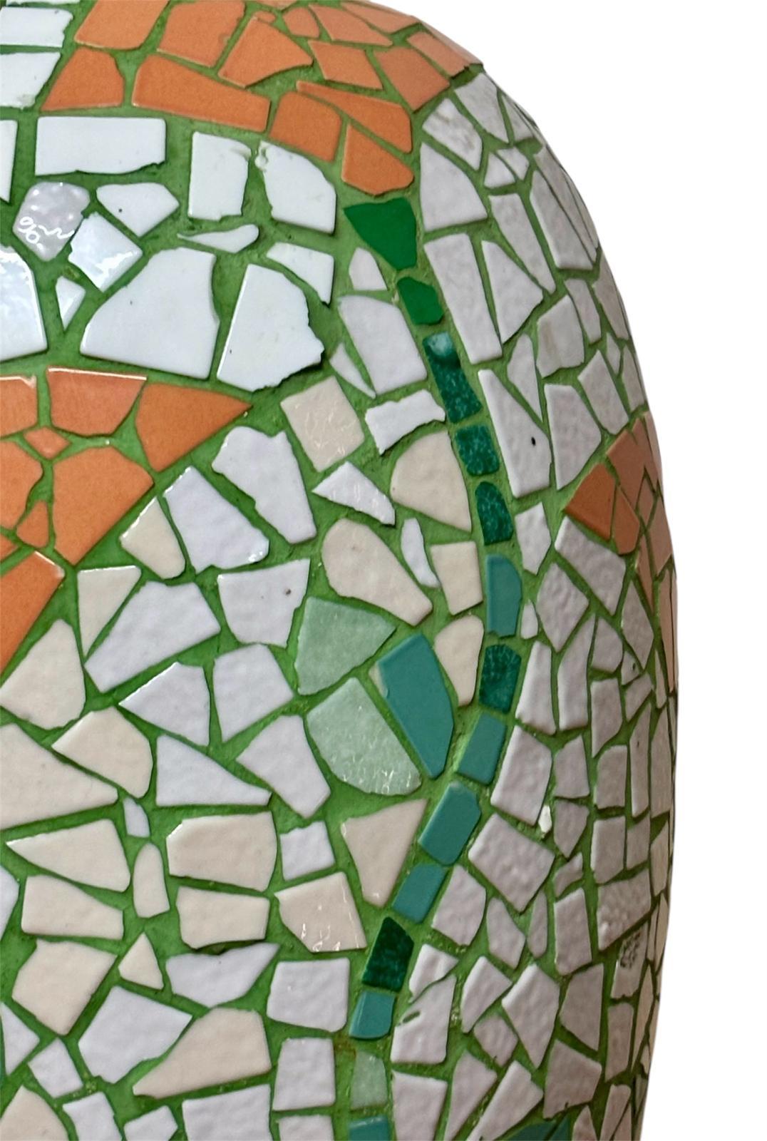 Lámpara francesa Circa 1.950, realizada en mosaico irregular en naranja, verde y blanco, con fragmentos de azulejos de cerámica.