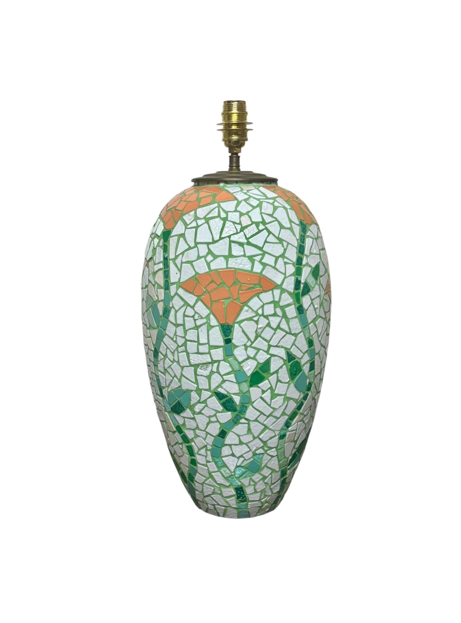 Lámpara francesa Circa 1.950, realizada en mosaico irregular en naranja, verde y blanco, con fragmentos de azulejos de cerámica.