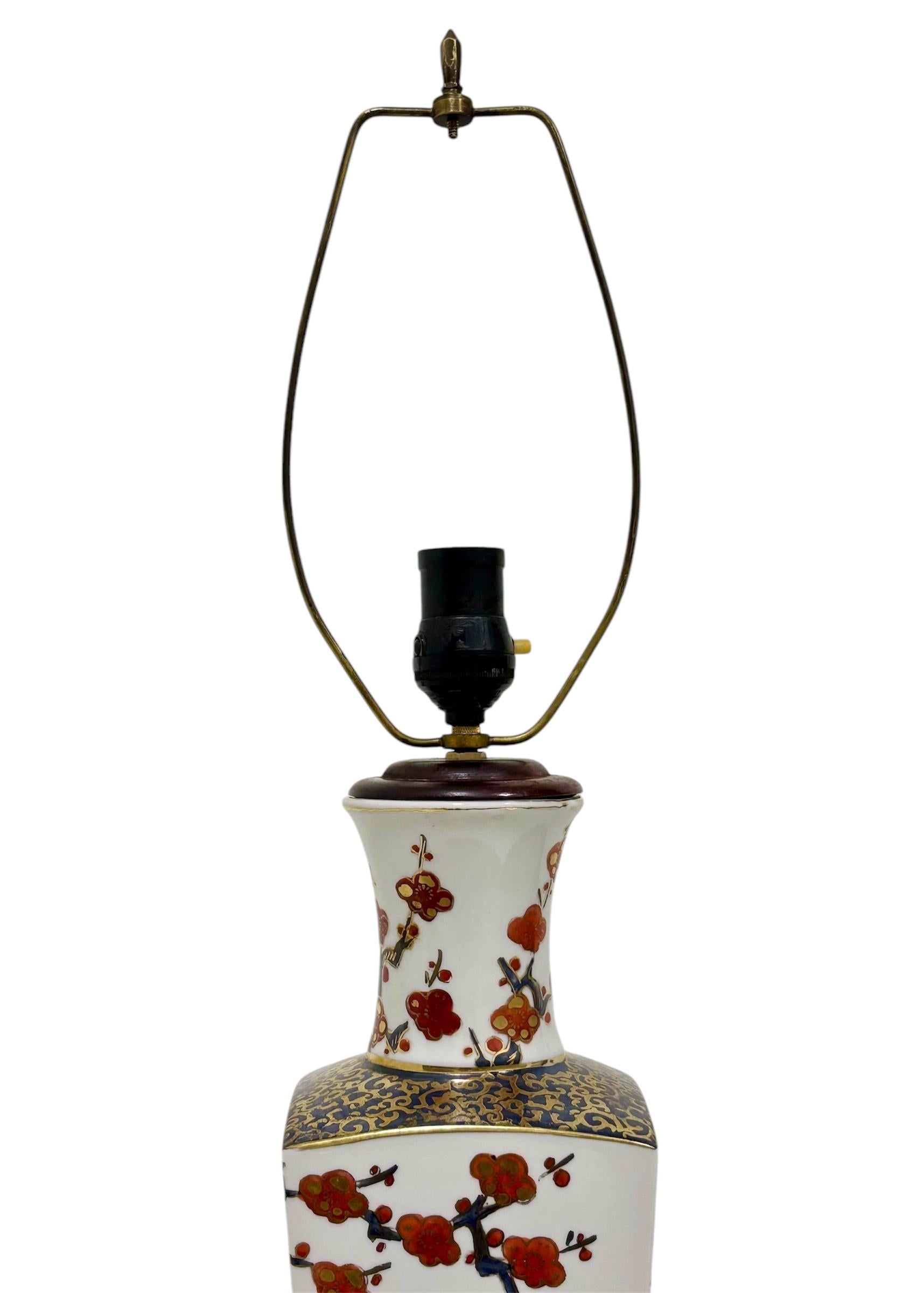 Lámpara Imari japonesa Circa 1.900, realizada en cerámica esmaltada, con motivos naturalistas y policromía roja, azul y dorada.