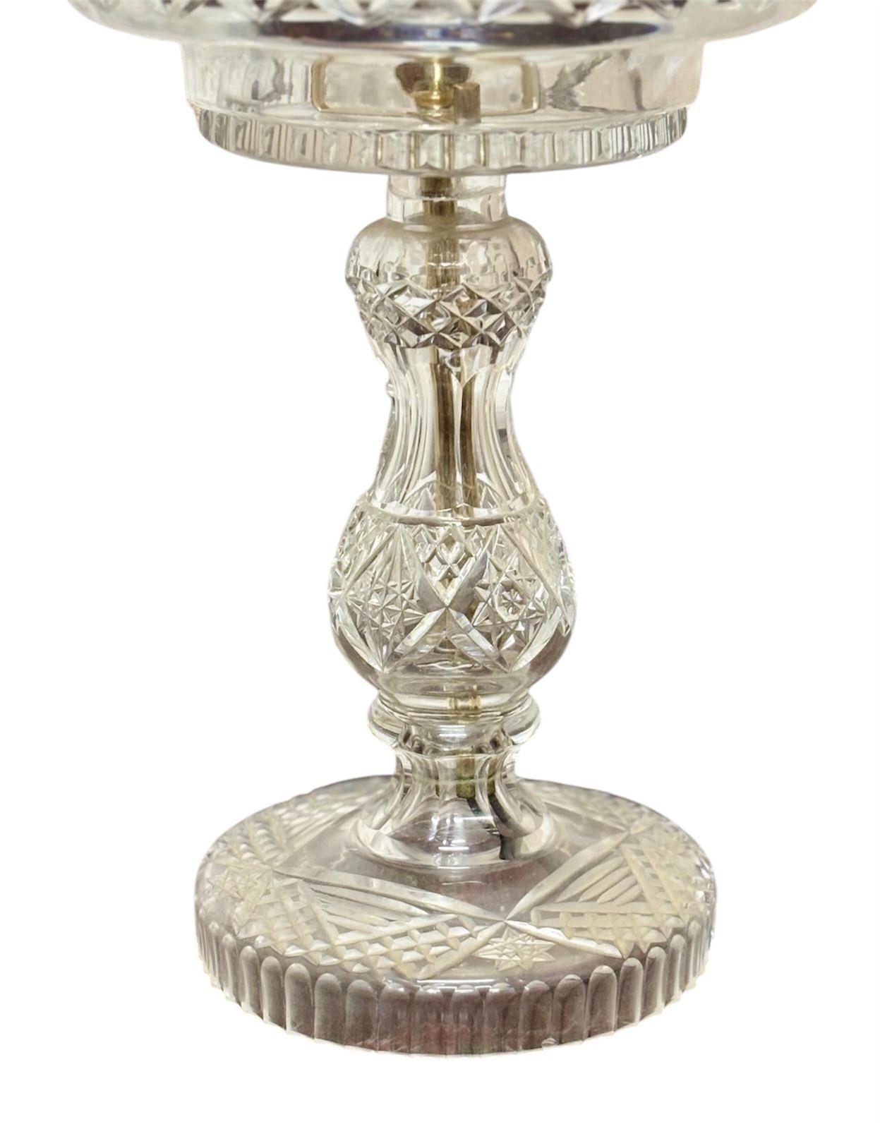 Lámpara inglesa de estilo Art Nouveau Circa 1.920, realizada en cristal transparente tallado de forma artesanal.