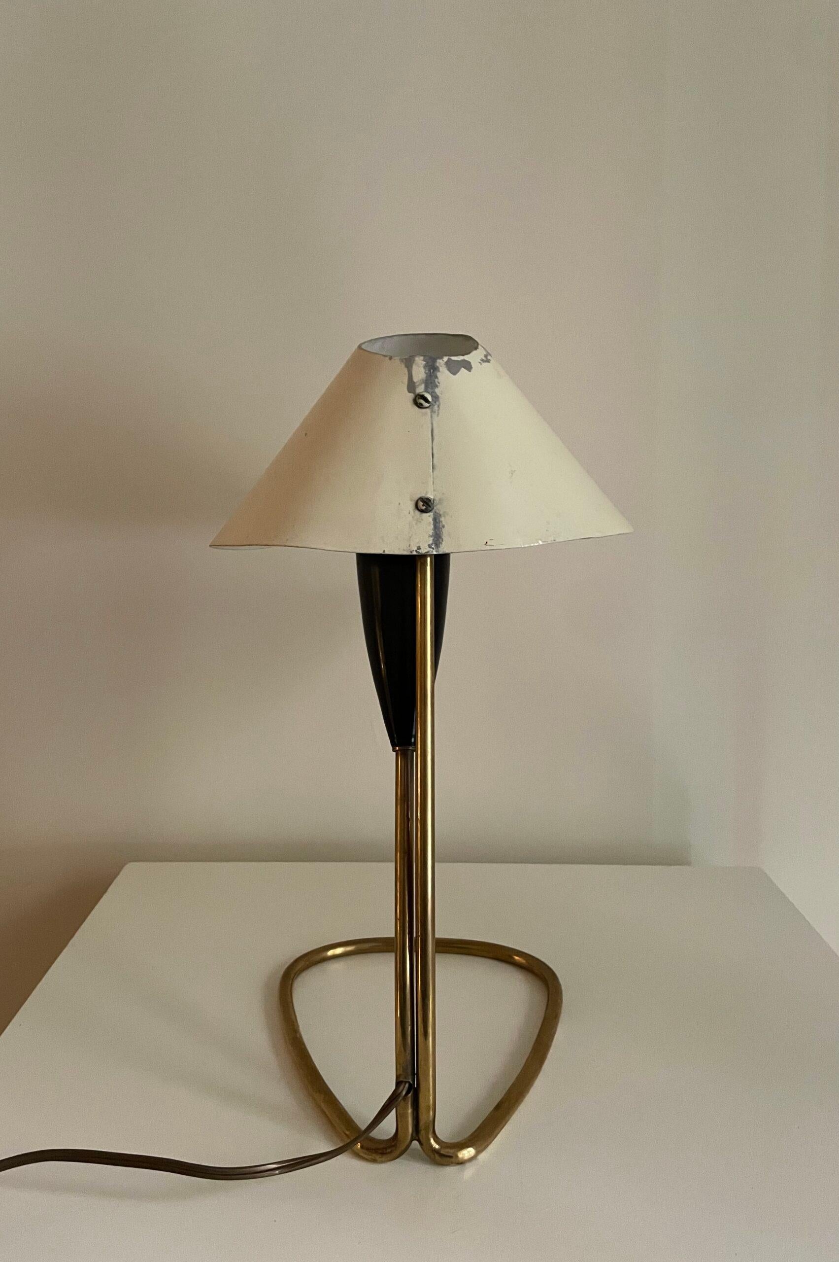 Lamp Lily by J.T. Kalmar. White lacquered metal shade with black lacquered inner structure and tubular brass base. Austria, 1950s. 

