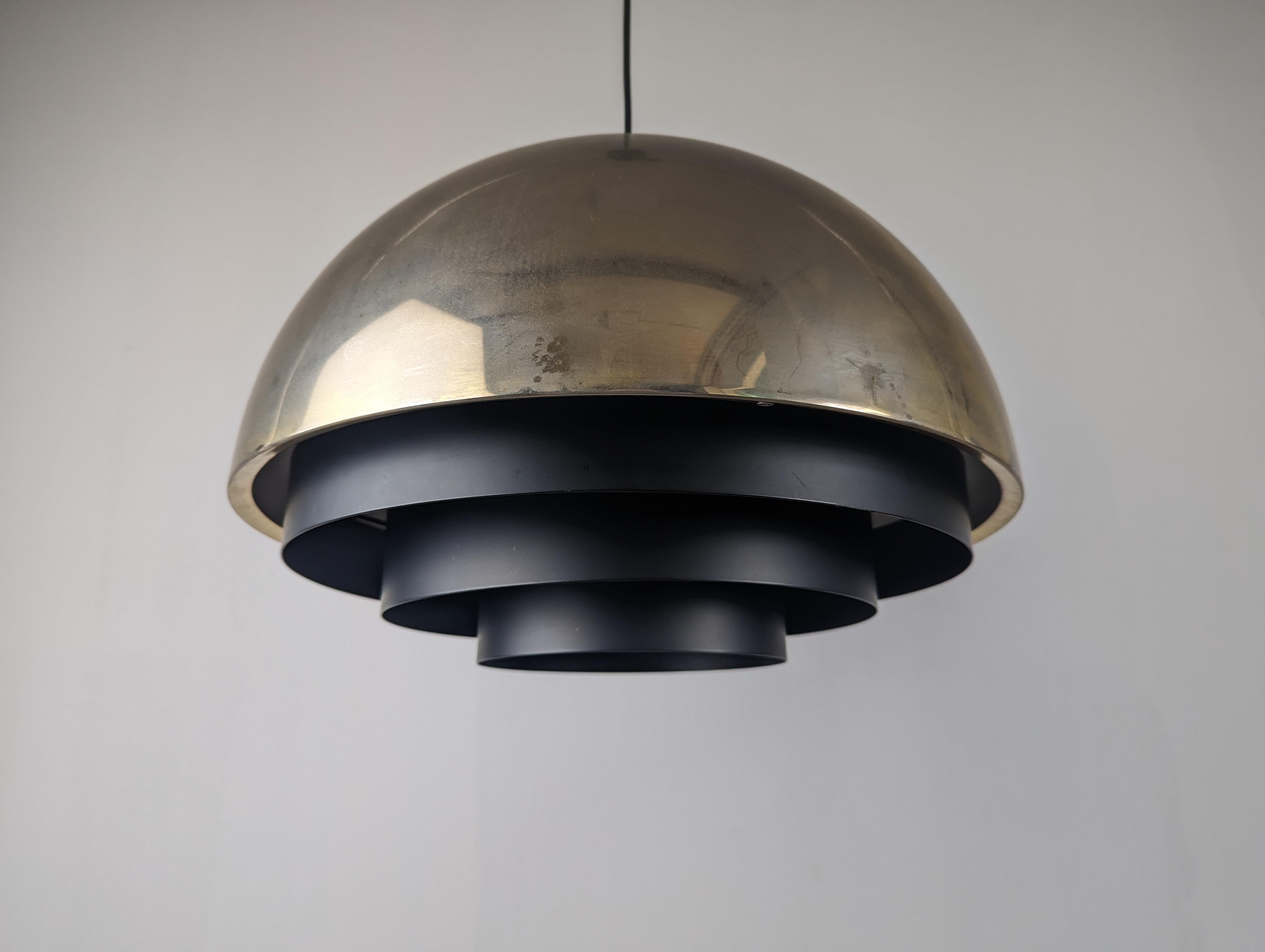 Fantastische Lampe in der größten Version der Milieu-Serie, die der dänische Designer Jo Hammerborg für das renommierte Unternehmen Fog & Morup entworfen hat. Ein exklusives, super-elegantes Design, das ein verchromtes Oberteil mit Schwarz in Form
