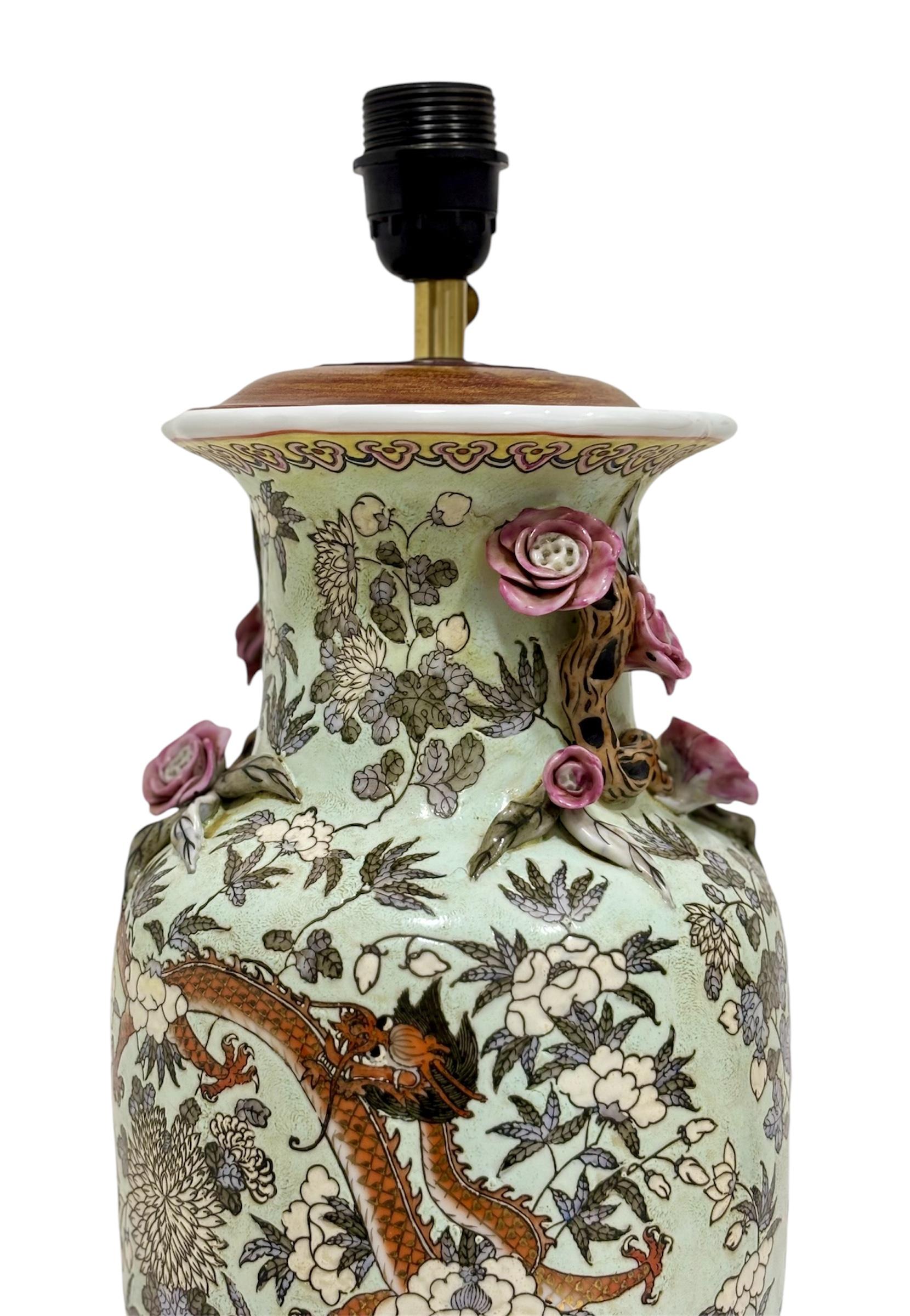 Lámpara oriental Circa 1.960, realizada en cerámica esmaltada policromada, con incrustaciones decorativas, con tapa y base de madera. 