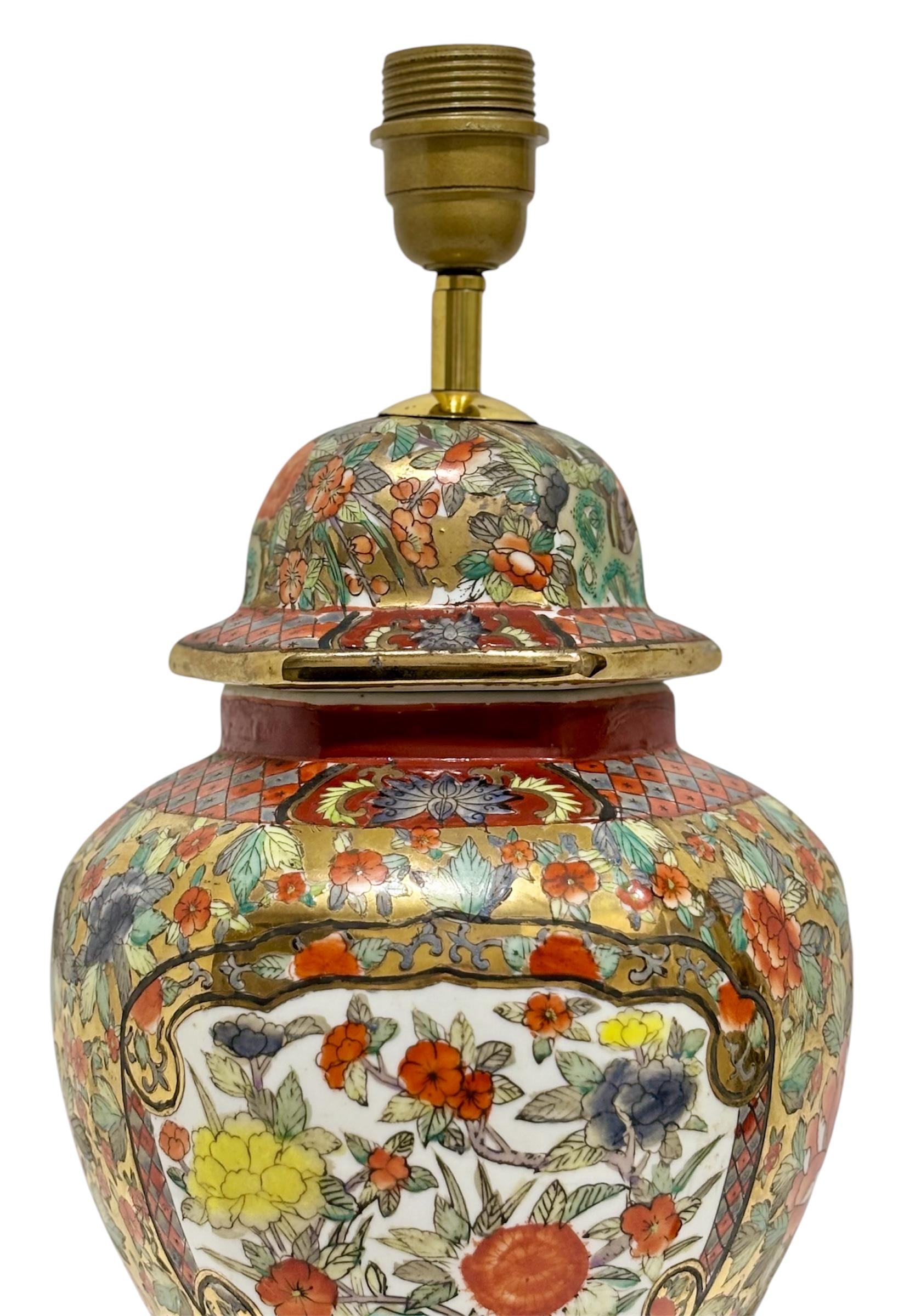 Lámpara oriental Circa 1.960, realizada en cerámica esmaltada policromada, con tapa y base de madera.