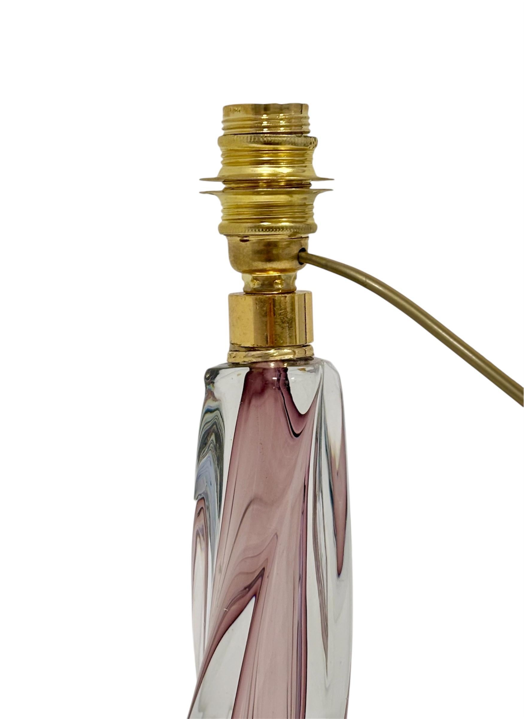 Lámpara Val Saint Lambert Circa 1.940.
Lámpara belga Val Saint Lambert Circa 1.940, realizada en cristal plomado (crystal lead), trabajado a mano, con mucho brillo y peso, en color rosa.
Base de cristal coloreado con técnicas como sommerso (capas de