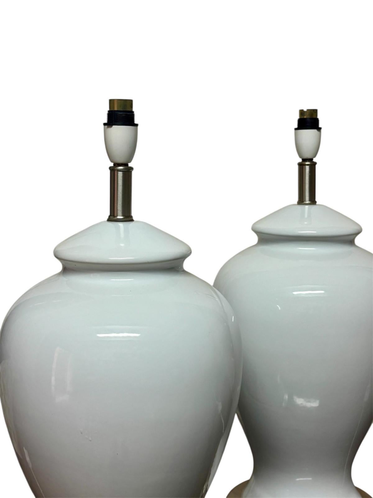 Lámparas inglesas Circa 1.960.
Lámparas inglesas Circa 1.960, realizadas en cerámica blanca esmaltada, con sus casquillos de bayoneta originales y base metalizada.
Medidas:
Alto 56 cm
Diámetro 24 cm