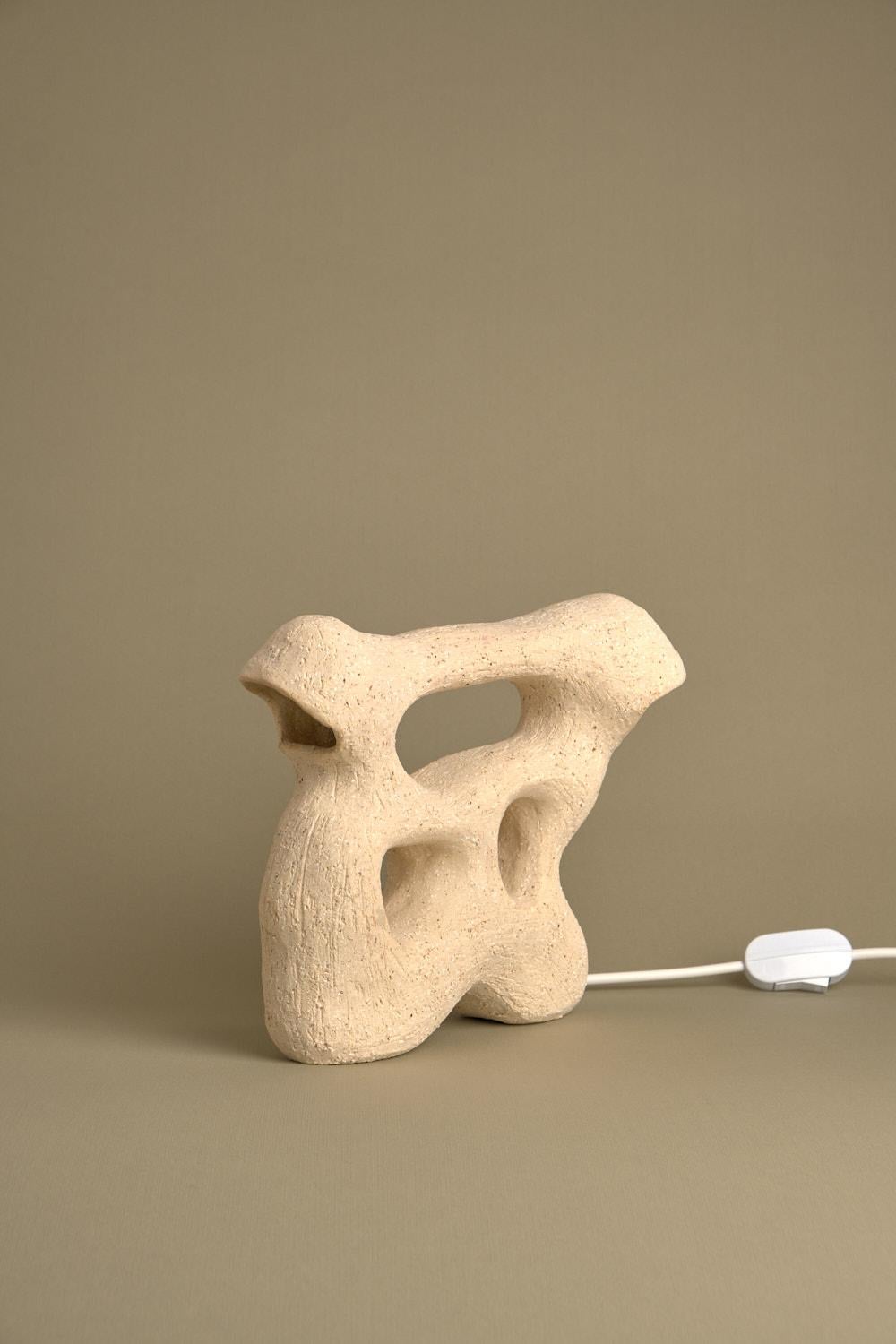 Lamparas, lampe en grès de Camila Apaez
Unique en son genre
Matériaux : Grès cérame
Dimensions : H 22,9 x L 26,7 x P 6,35 cm
Toutes nos lampes peuvent être câblées en fonction de chaque pays. Si elle est vendue aux États-Unis, elle sera câblée