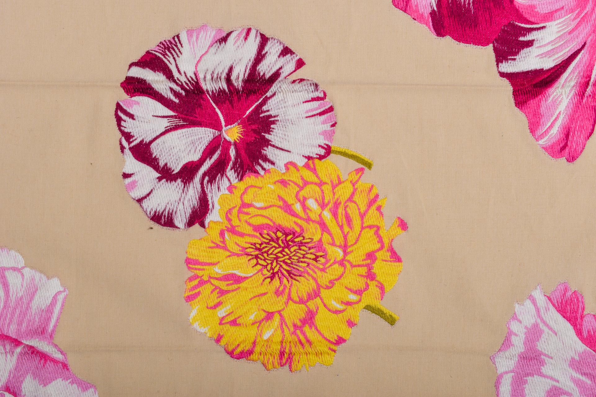 Lampas Textile Fabric Remnant with Large Flowers: Make an OFFER In Excellent Condition For Sale In Alessandria, Piemonte