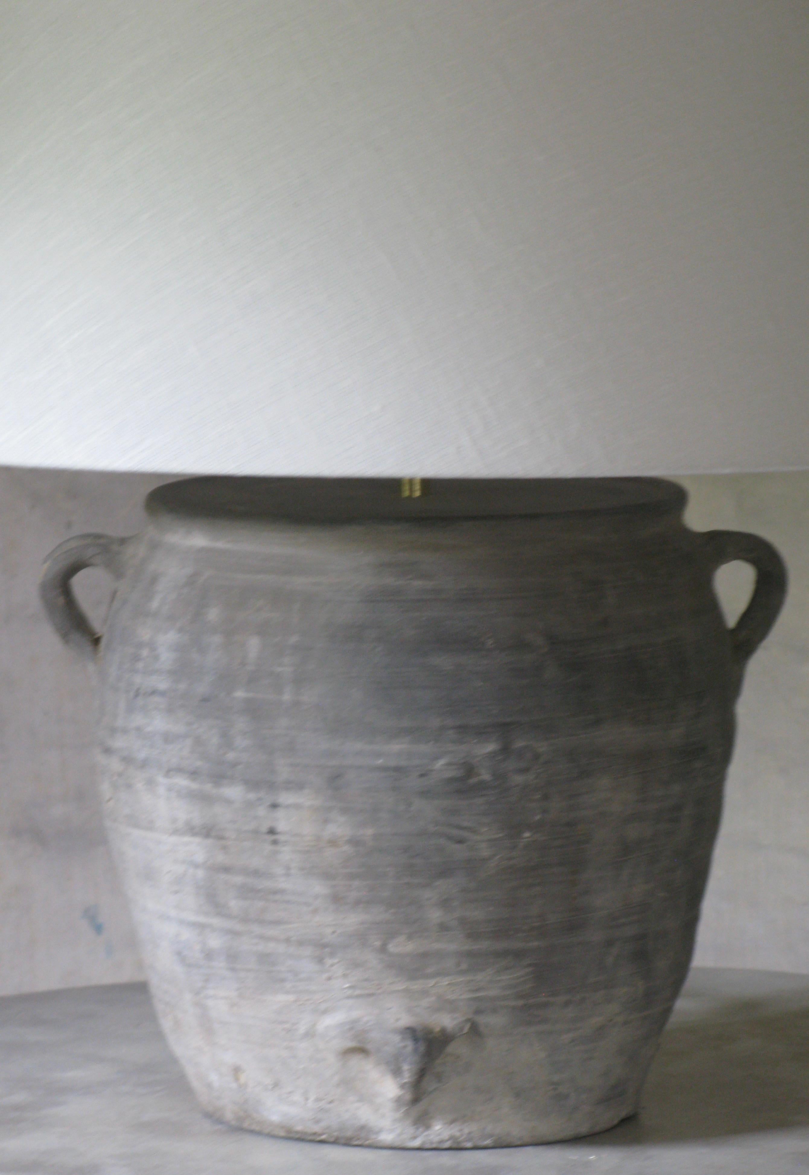 Beautiful Old clay pot with a white lovely linen shade.
Organic style

The pot is made into a lamp with a rolling ballsystem so you can adapt the shade for leveling.

Eu standard lighting
clay pot height 28cm without lampshade 58 total height with