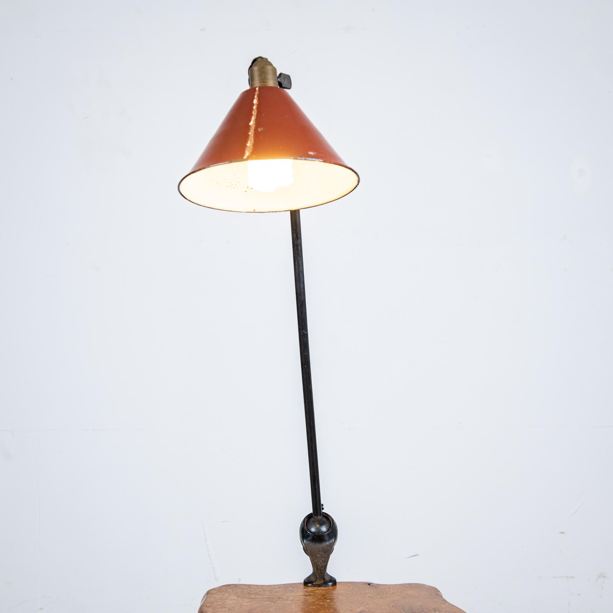 Lampe 201 Bernard-Albin Gras pour Ravel Clamart, 1921

Das Modell 201 ist dreifach an der Rotation an der Verbindung der beiden Bügel und auf der Höhe des Bodens gelenkig gelagert.

Höhe 70 cm Durchmesser abat-jour 22 cm