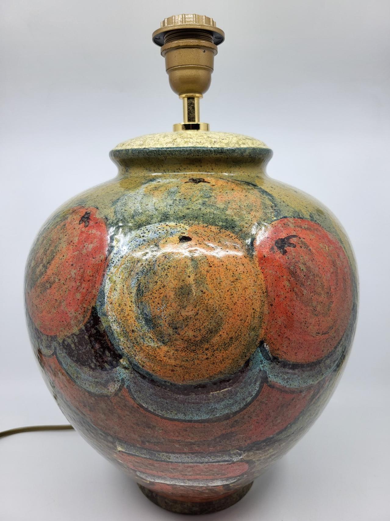 Provincial français Lampe à poser Hubert Olivier en céramique Francaise décor de fruits en vente