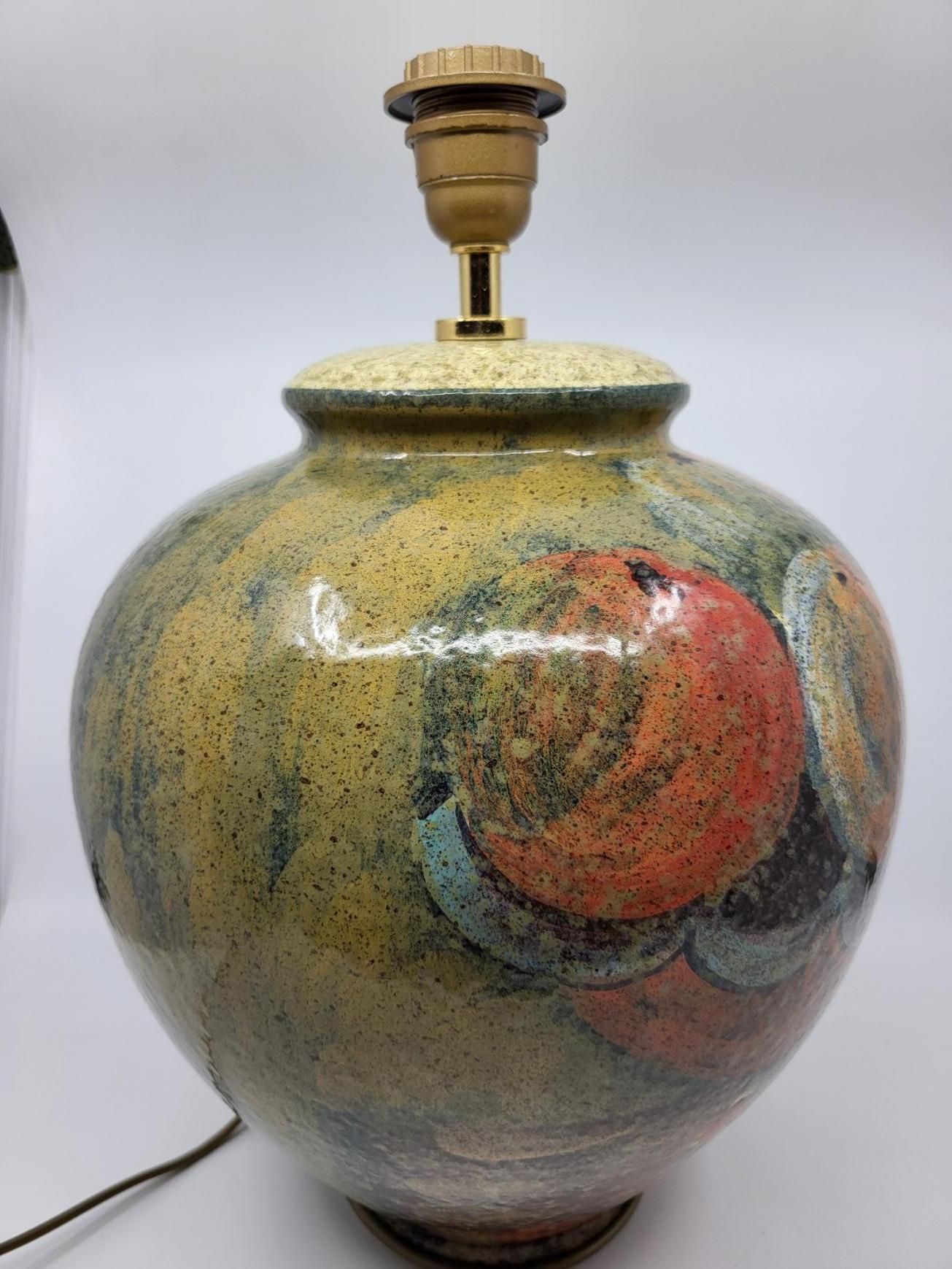 Émaillé Lampe à poser Hubert Olivier en céramique Francaise décor de fruits en vente