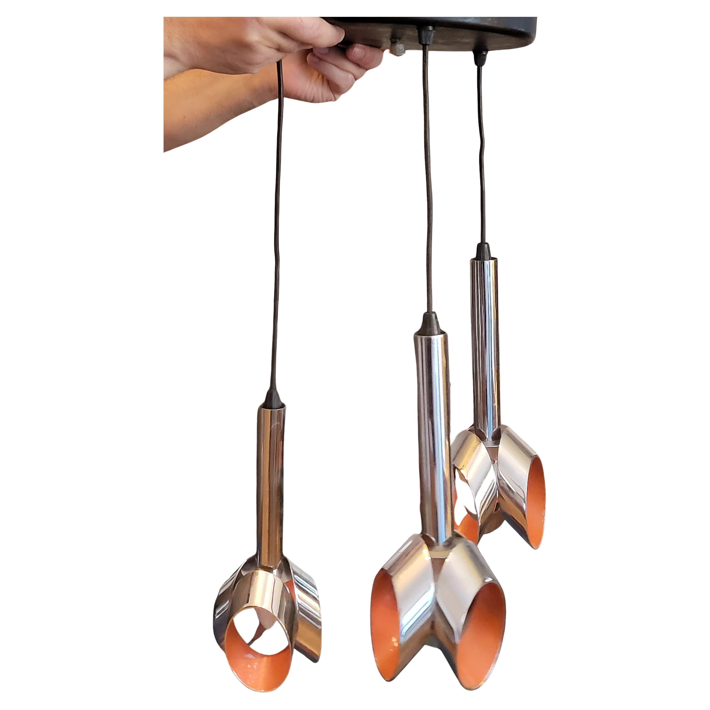 Lustro a sospensione modello Cascade a tre rami. Design Sage AGE degli anni '60 in metallo cromato, colorato internamente con la vernice arancione...
La lunghezza dei rami con il cordone varia tra i 51/58/70 centimetri, ma può essere modificata