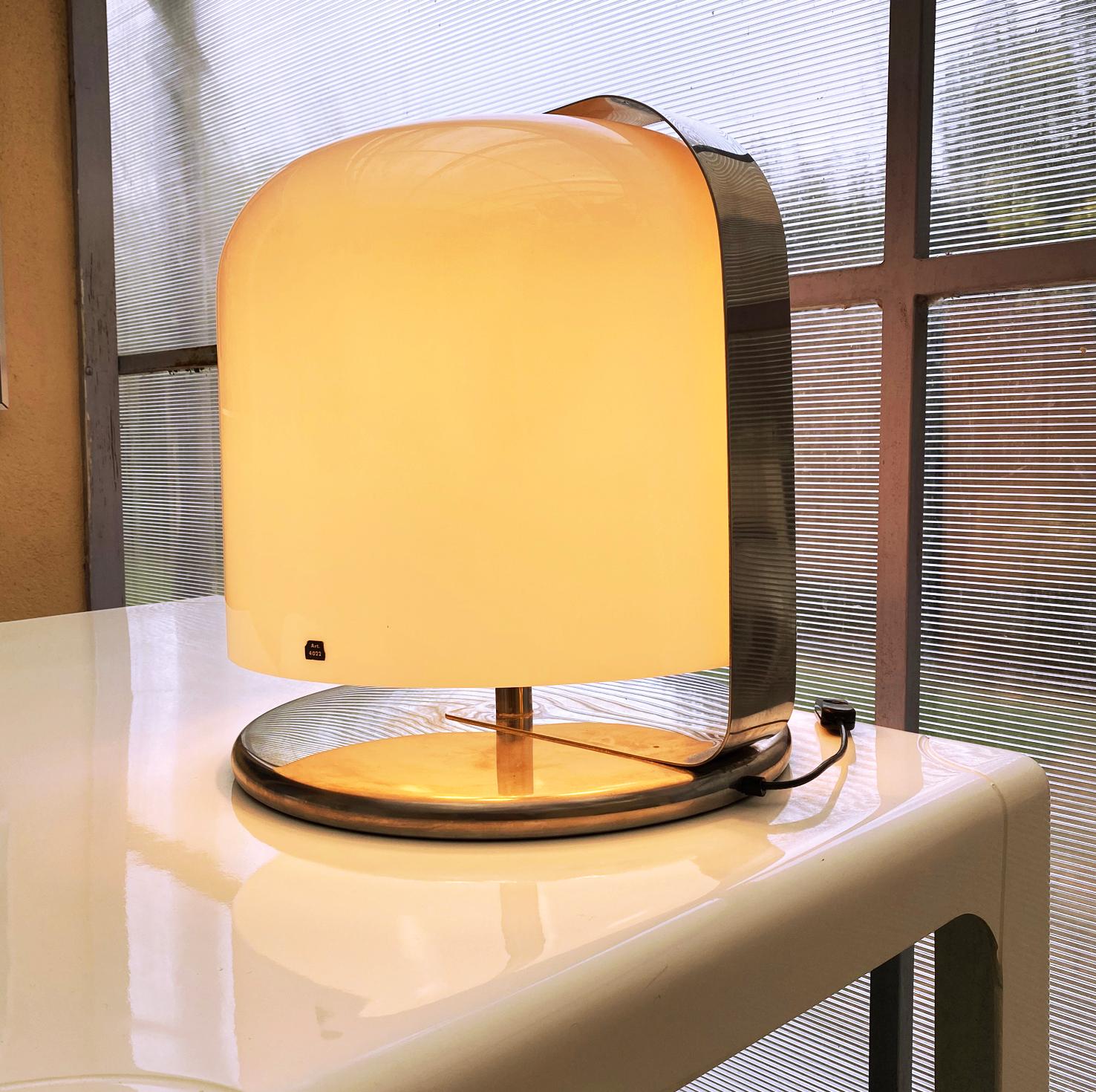 Alvise lamp by Luigi Massoni, 1966
Publisher: Harvey Guzzini
Dimensions: length: 44 cm, width; 44cm, height: 49cm
Materials: chrome steel, acrylic
Very good state.