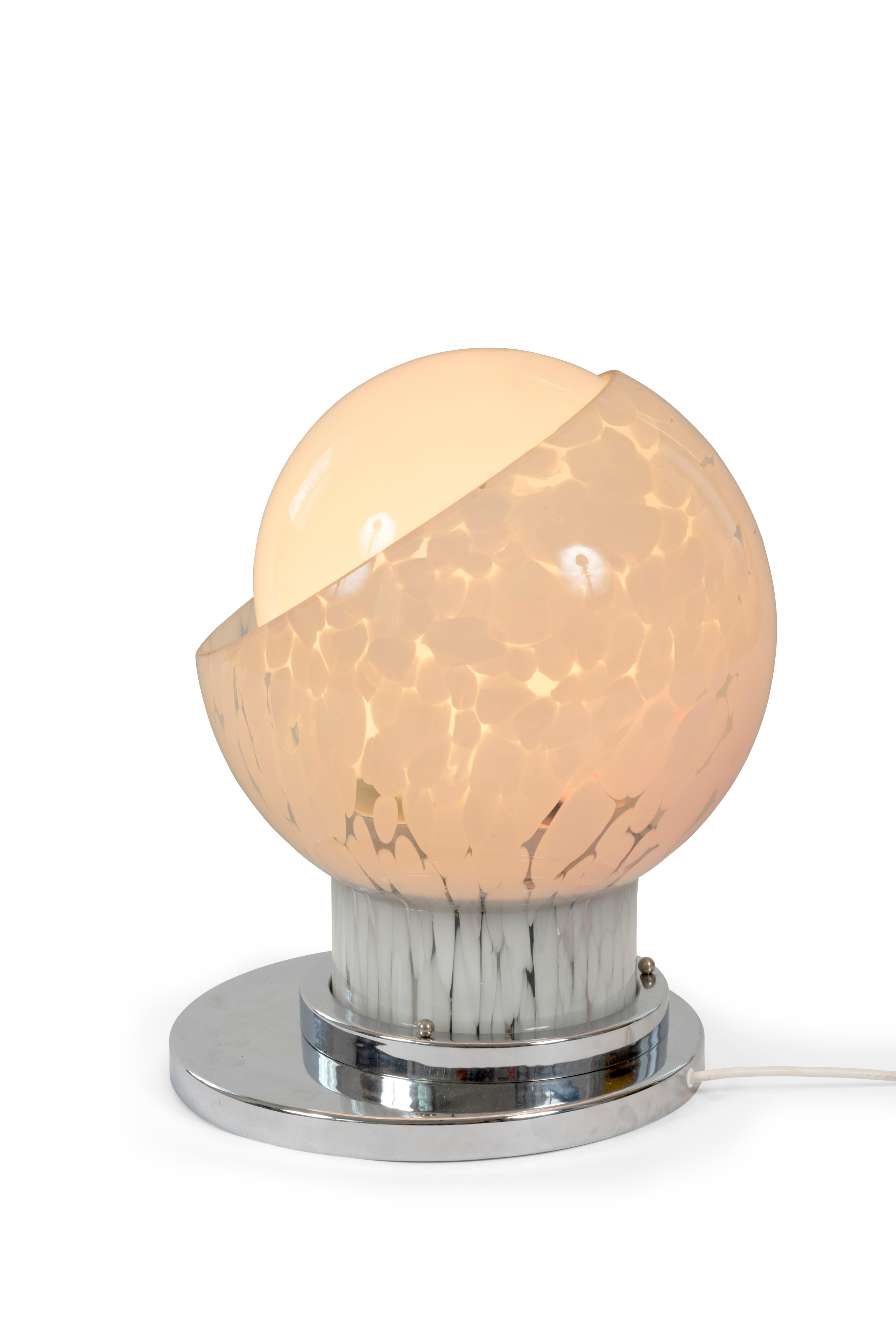 Lampe de table en verre opalin de Murano et métal chromé, dessinée par Carlo Nason pour Mazzega, Italie, années 60.

La lampe possède 2 ampoules permettant de jouer avec des luminosités différentes .

Dimensions : H55xL38xP38cm