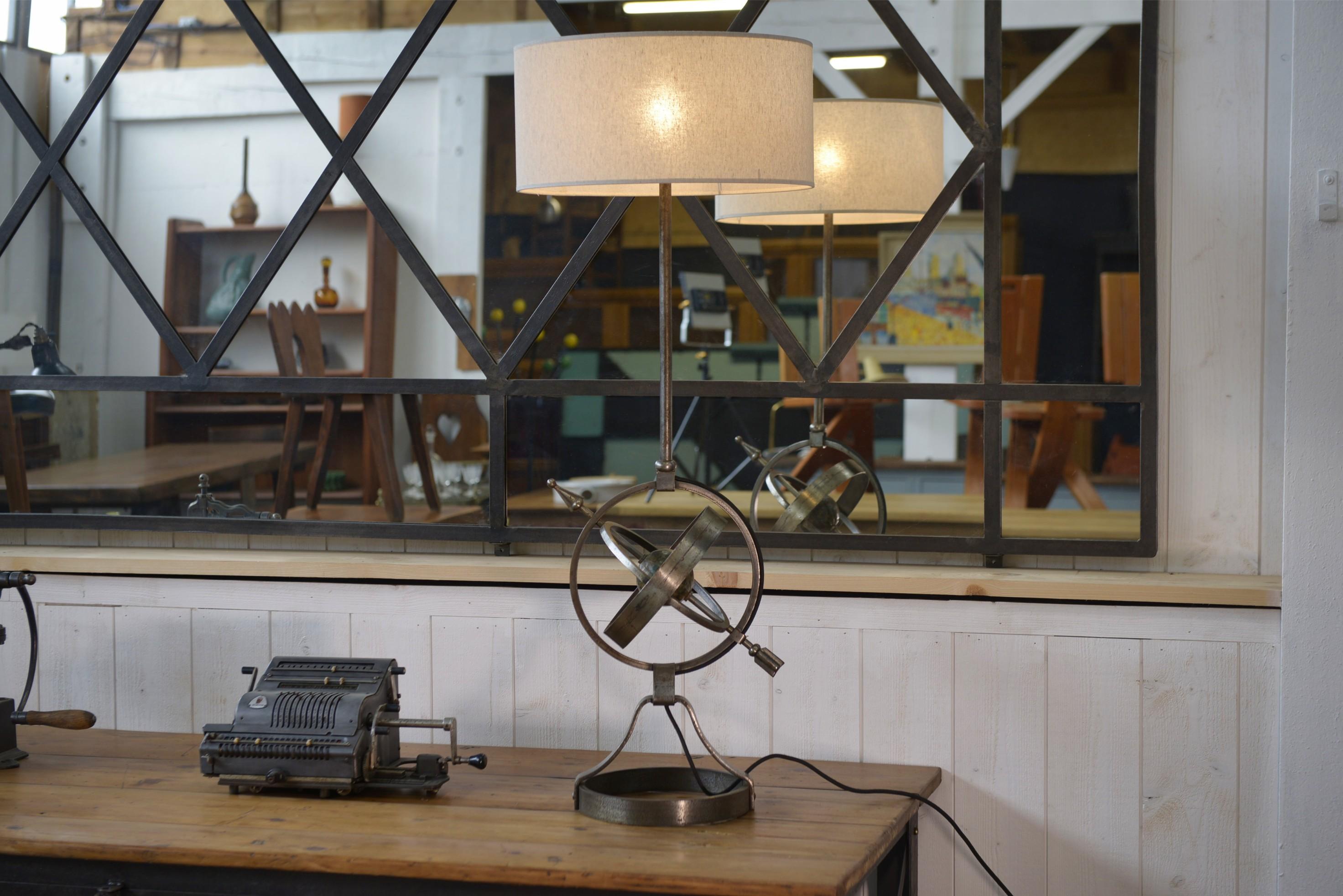 Lampe astrolabe néo-classique par Jean-Pierre Ryckaert 1960's

La lampe Astrolabe de Jean-Pierre Ryckaert, réalisée dans les années 1950, séduira les amateurs de design brutaliste et néo-classique. Cette pièce sculpturale en fer forgé, dotée d'un