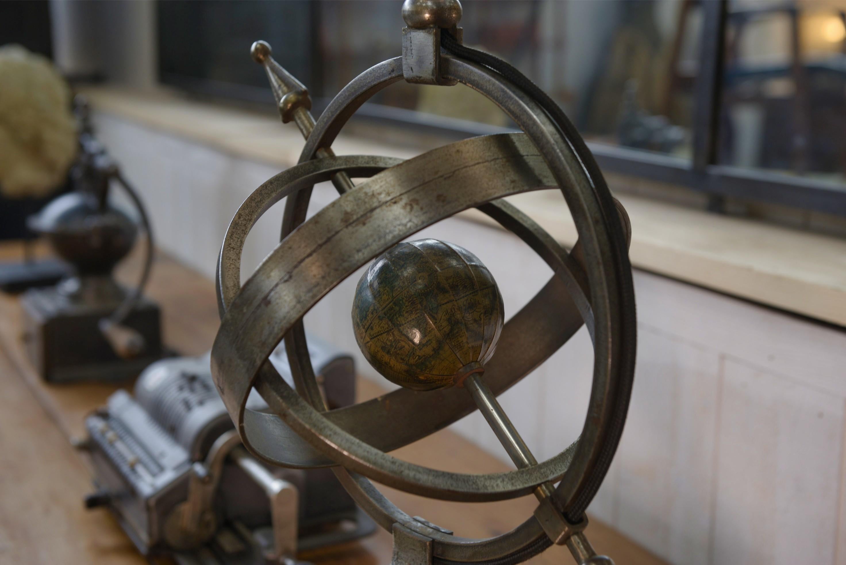 Mid-Century Modern Lampe astrolabe néo-classique par Jean-Pierre Ryckaert 1960's en vente