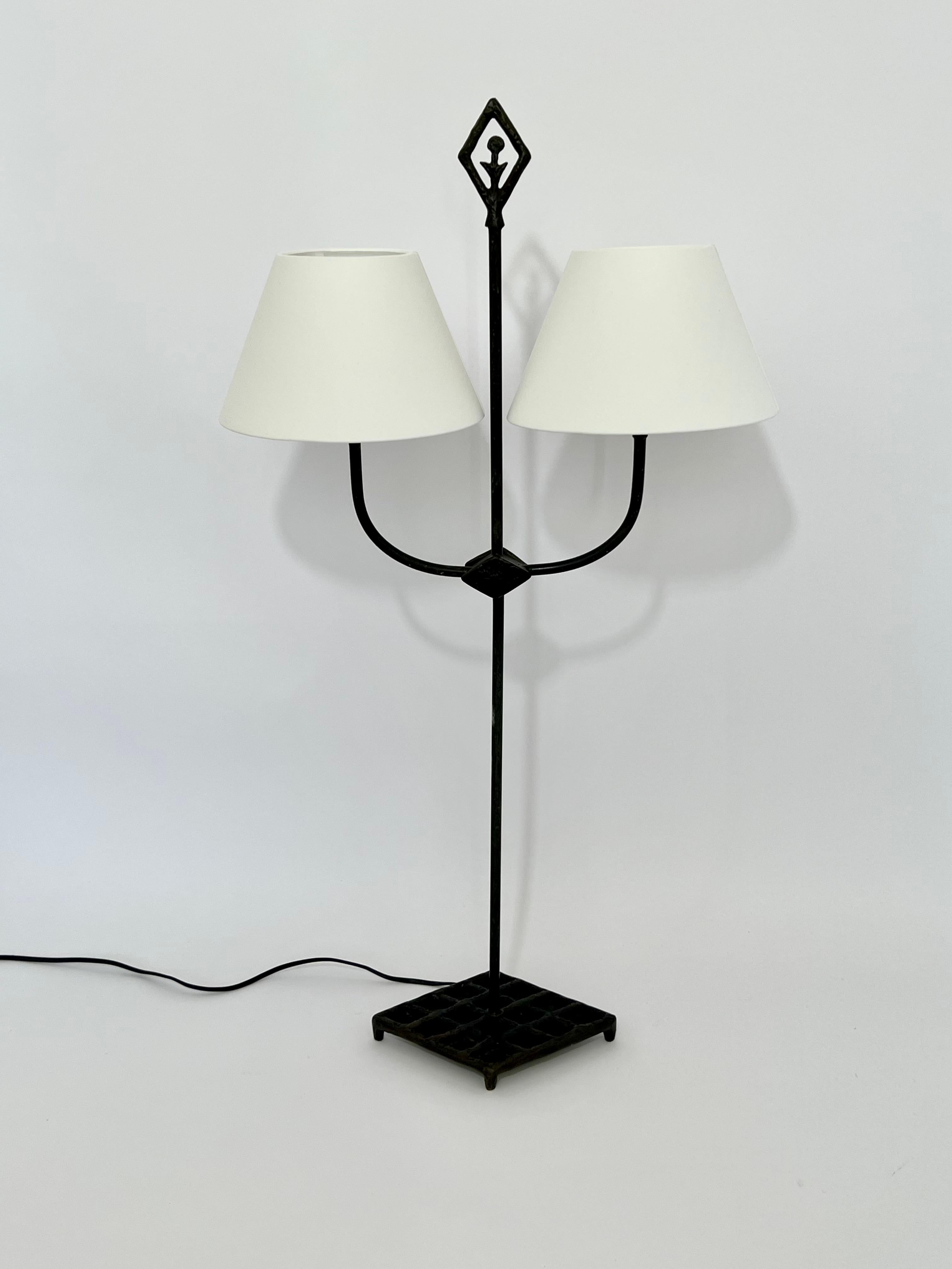 Lampe feux en fer forgé dans le goût des Ateliers de Marolles et de Jean Touret, France 1955. Design brutaliste et détails élégants pour cette lampe à deux feux. Les culots pour les ampoules ont été modernisés. Bon état, patine vintage. 
Dimensions