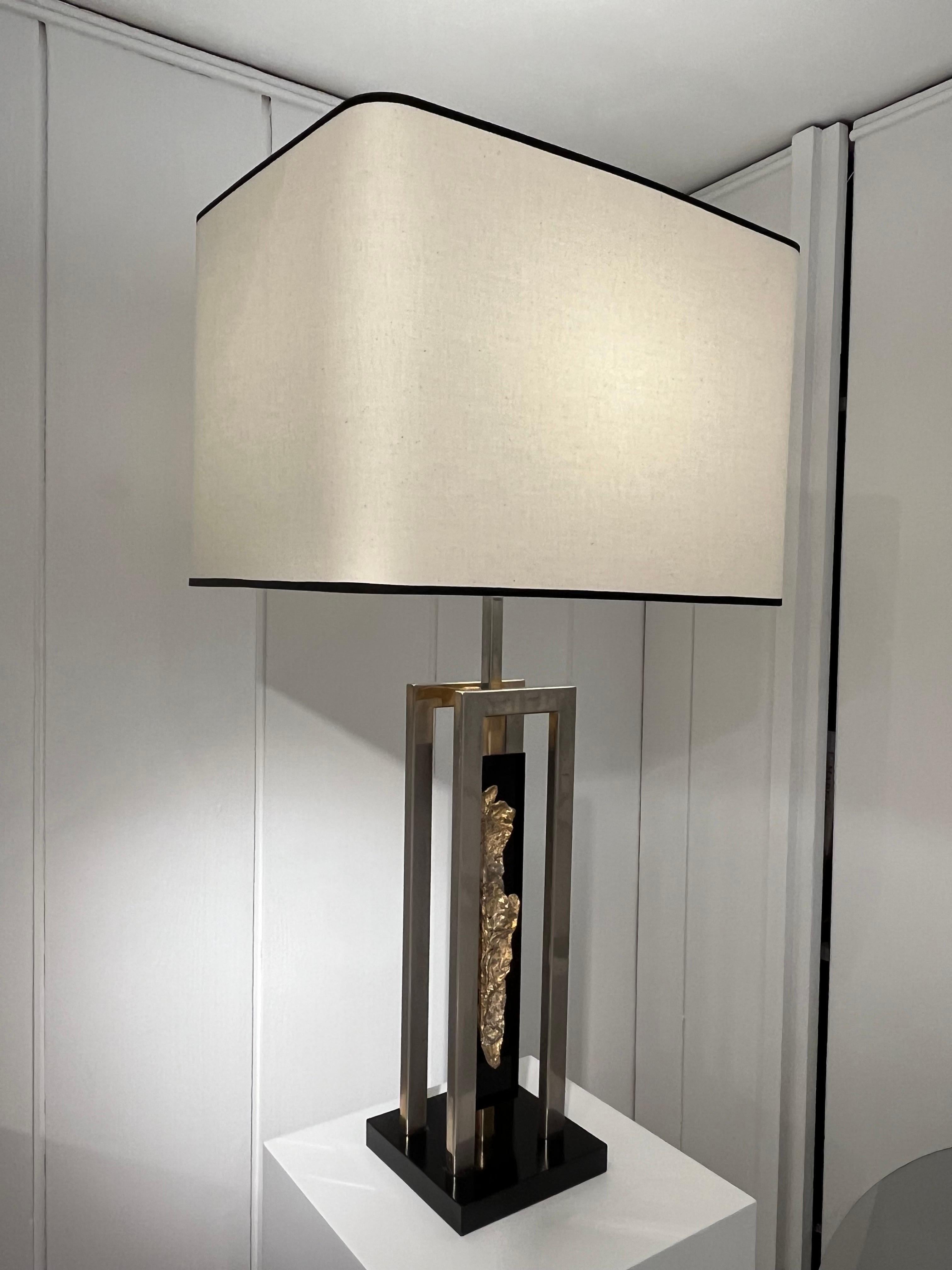 Vintage-Tischlampe aus verchromtem Stahl und Messing, montiert auf Lucit
Entworfen von Philippe Cheverny
Neuer Lampenschirm.

