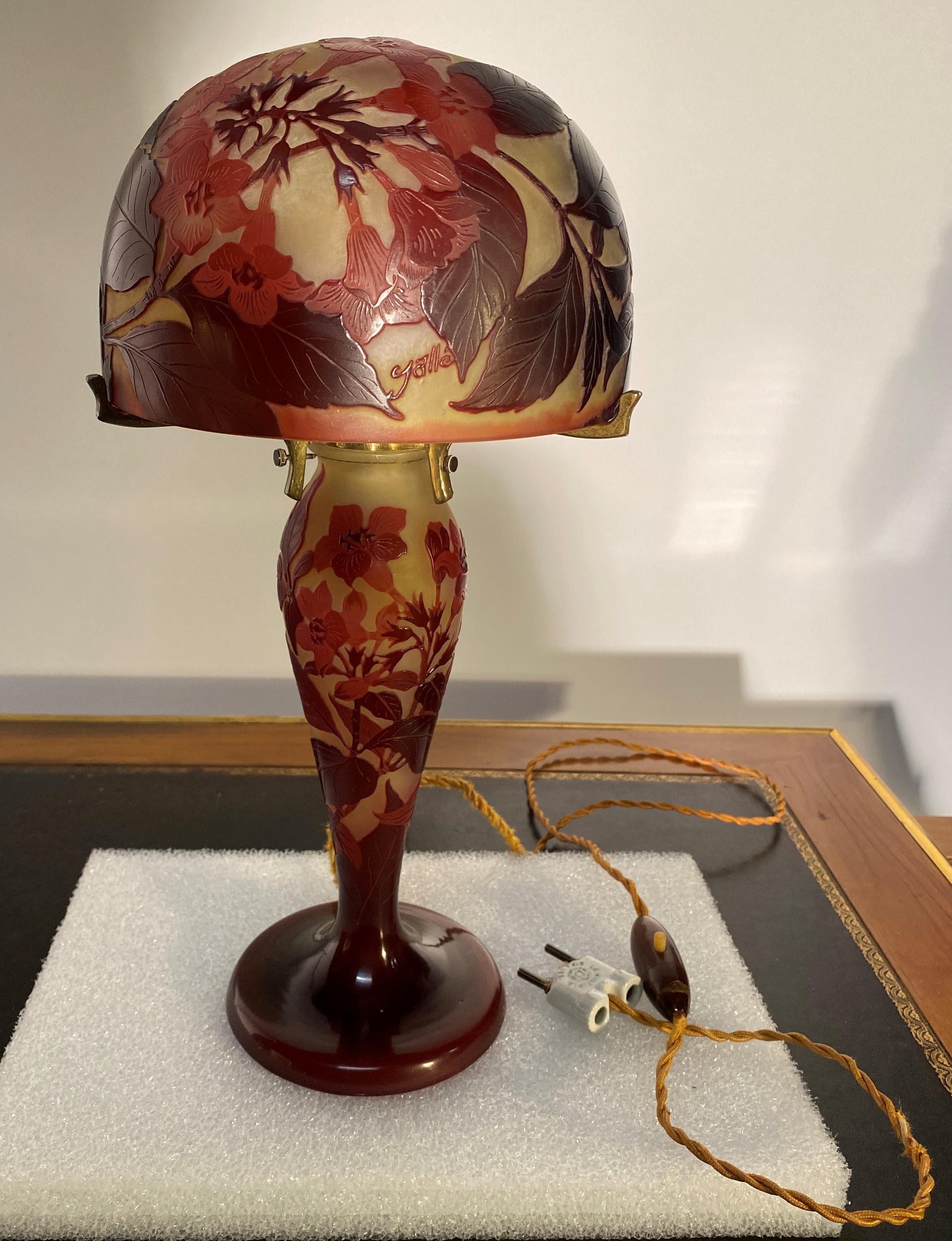 'Mushroom' Lamp In Multi-Layer Glass With Flower Decor  Emile Gallé For Sale 9