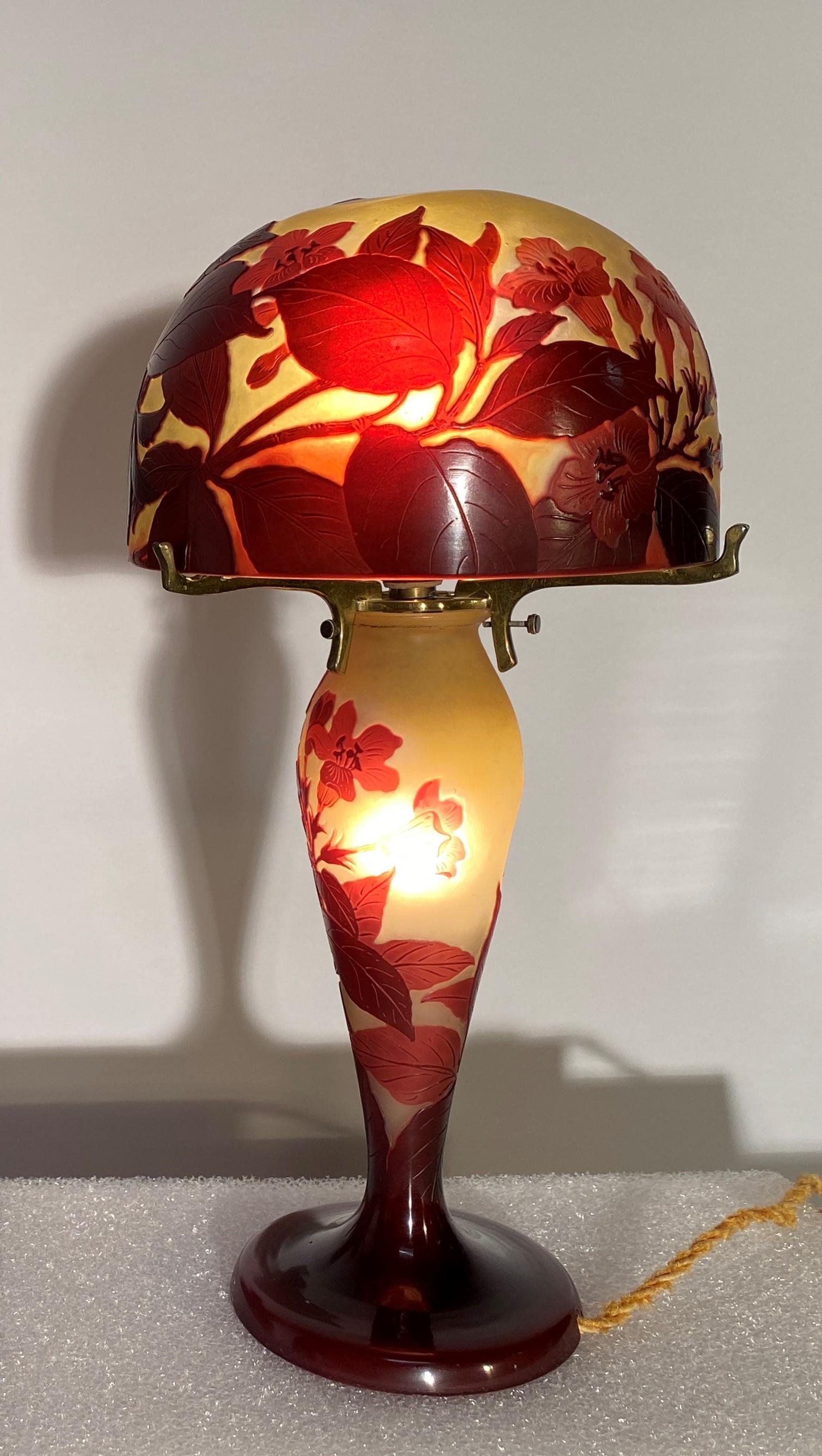 'Mushroom' Lamp In Multi-Layer Glass With Flower Decor  Emile Gallé In Good Condition For Sale In VERSAILLES, FR