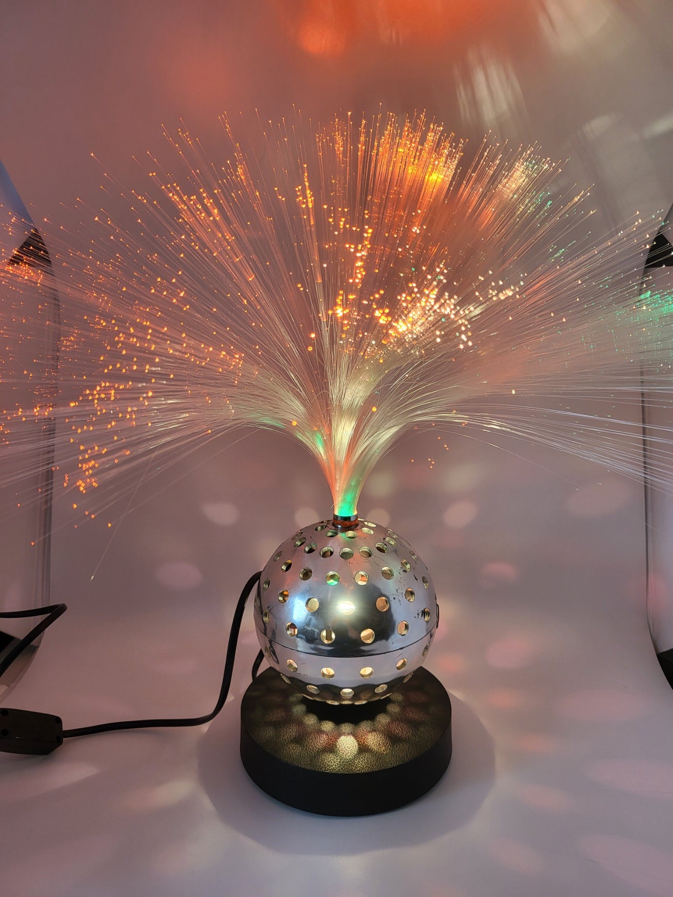 Lampe Space Age Cima, ein Klassiker der 1960/70er Jahre und heute ein Mythos.
In der Glasfaser ändert sich die Farbe, und es gibt Hinweise auf
Geräuschlos, der runde Sockel ist aus Fonte, die Kugel mit vielen Löchern ist aus verchromtem