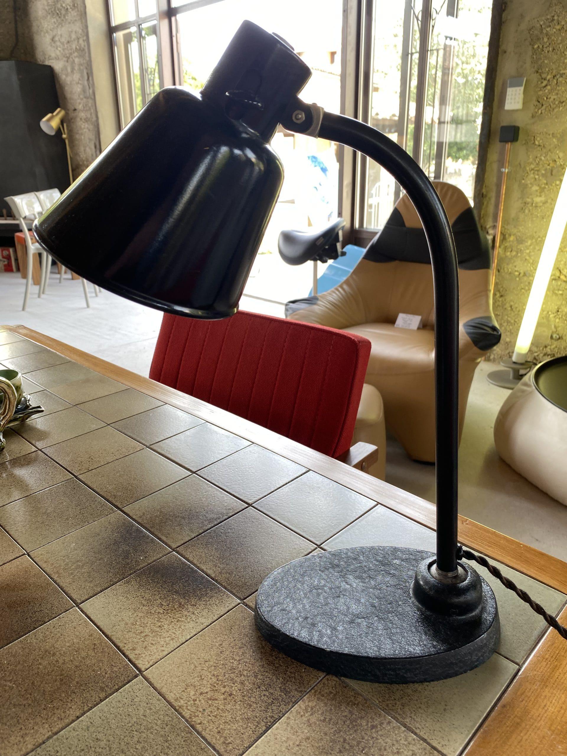 Lampe de Bureau Bauhaus par Christian Dell, Édition BUR
Categorías : Lámpara de mesa, Luminaria

390 €

Descubre una pieza maestra de la historia del diseño con esta elegante lámpara de escritorio firmada por Christian Dell. Procedente del
