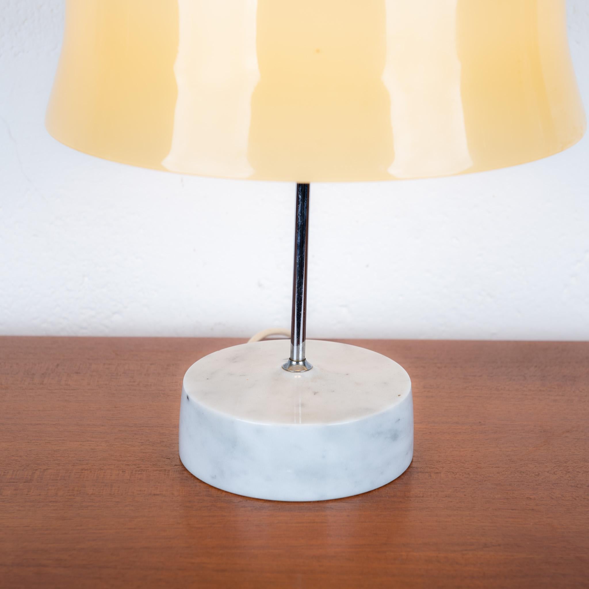  Eleganz und Minimalismus im Scheinwerferlicht 
Lampe aus verre et verre opalin piétement marbre et métal chromé ca. 1965.
Un design intemporel qui illuminate votre espace avec douceur et raffinement. Diese Lampe vereint edle Materialien und eine