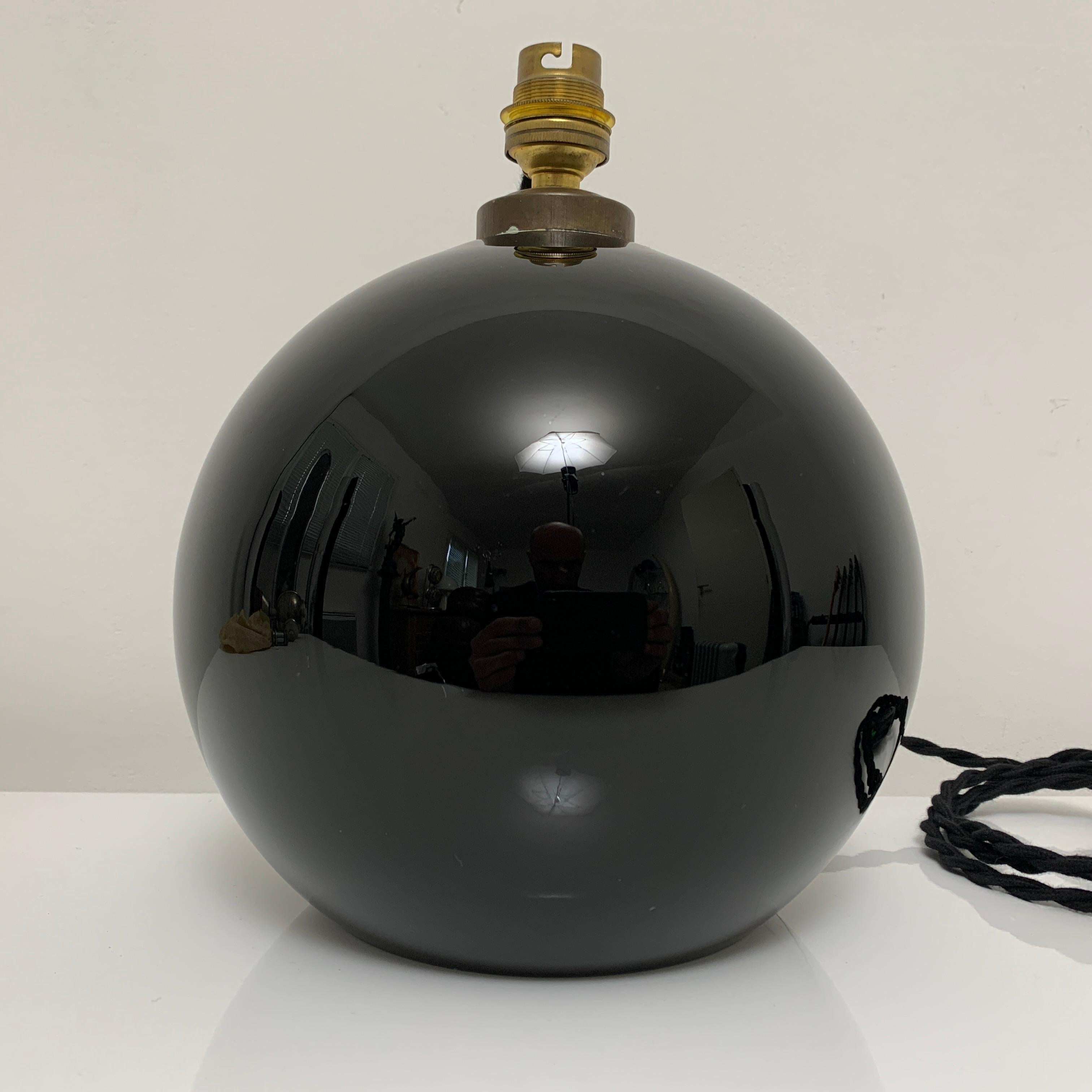 Pied de lampe sphérique en opaline noire de style et d'époque Art Deco. A rapprocher du travail de Jacques Adnet, célèbre  Décorateur français. 

L'exemplaire proposé à la vente est en bel état d'usage et présente seulement quelques rayures d'usage.