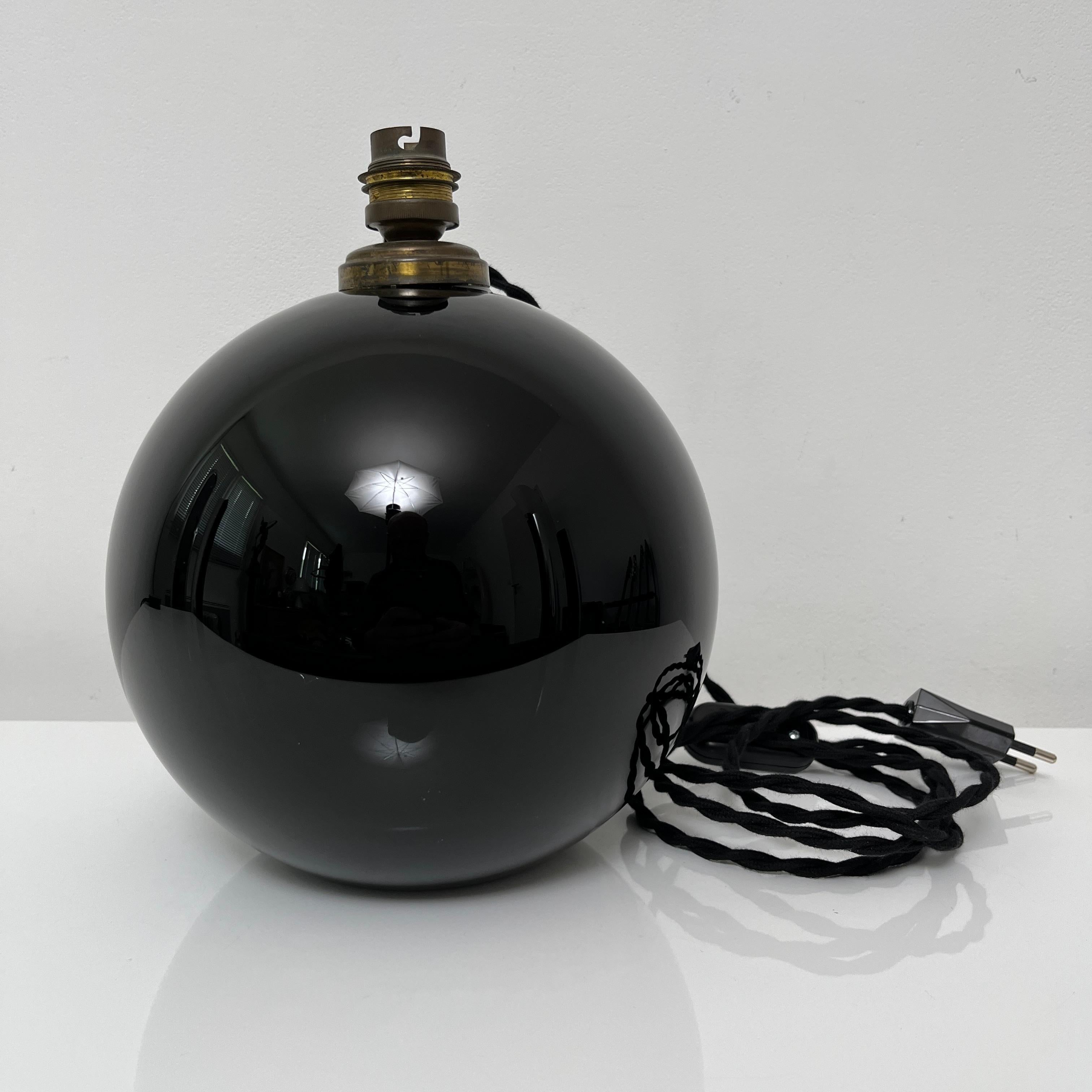 Pied de lampe sphérique en opaline noire de style et d'époque Art Deco. A rapprocher du travail de Jacques Adnet, célèbre décorateur français. 

L'exemplaire proposé à la vente est en bel état d'usage et présente seulement quelques rayures d'usage.