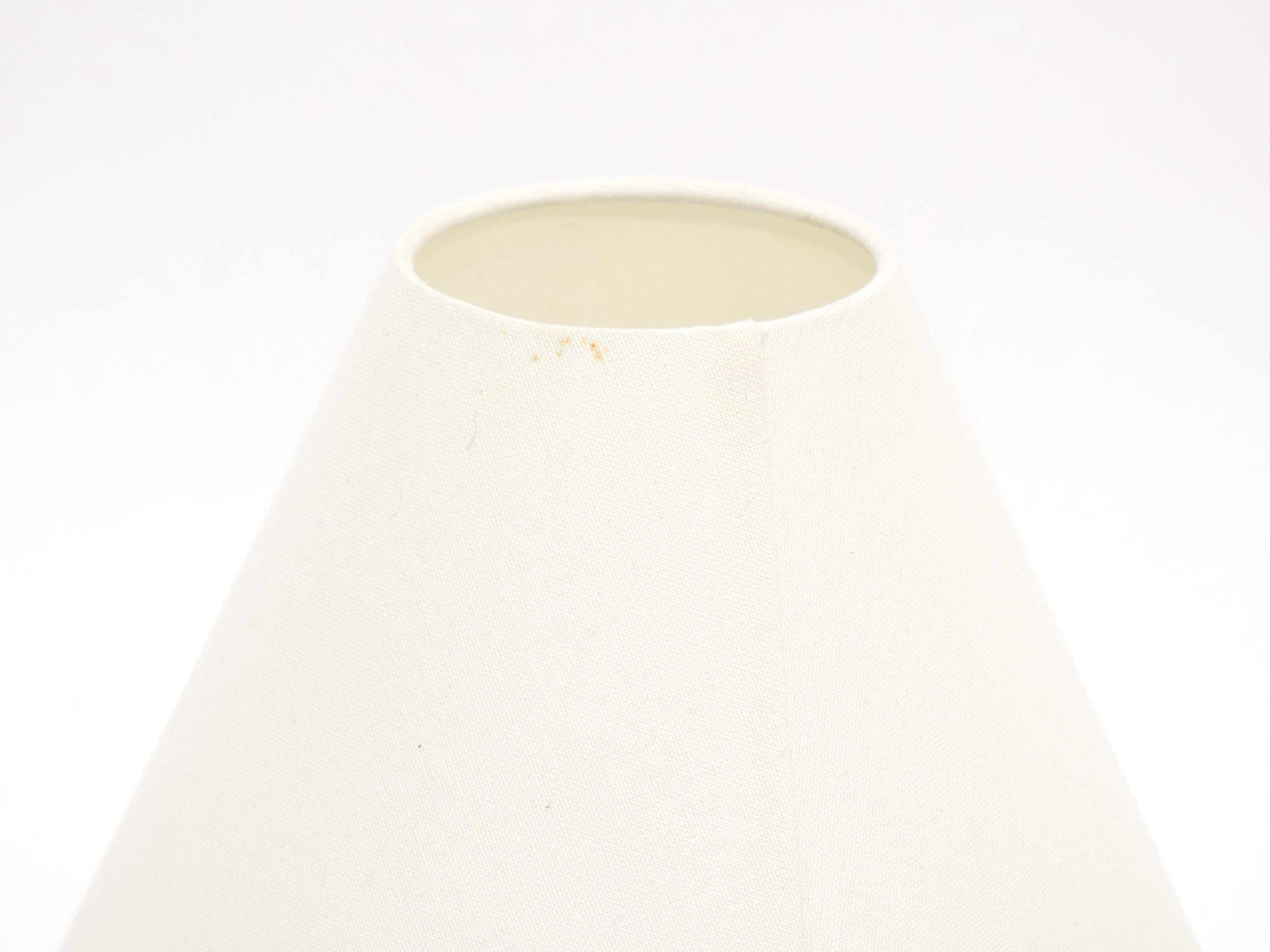 Lampe de Bureau Sphérique par Jacques Adnet, vers les années 1930. Il en existe deux, mais ils sont vendus séparément. Verre opalin, style Art déco classique. Recâblé pour l'électricité américaine. 