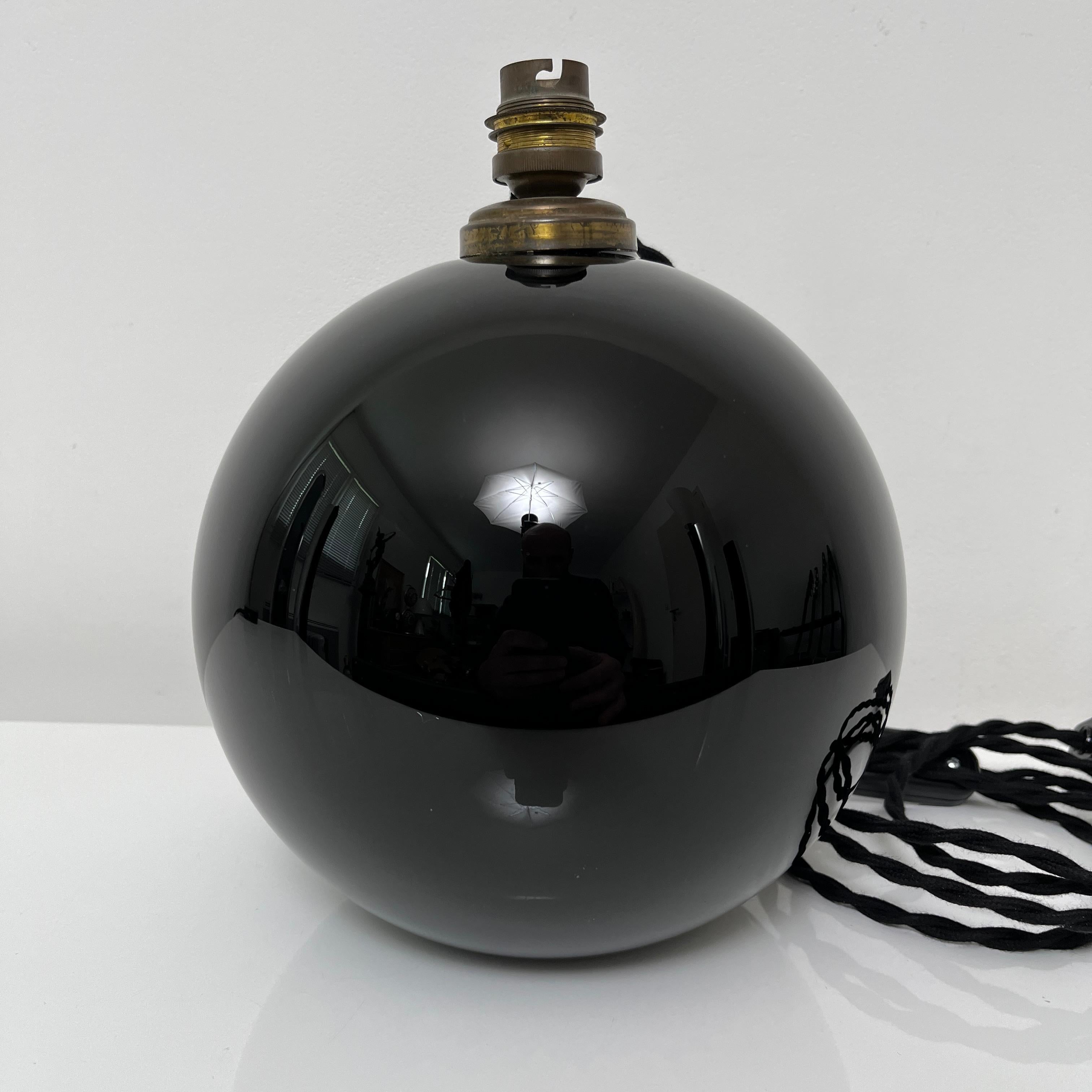 Art Deco Lampe De Bureau Sphérique Jacques Adnet, Verre Opalin Noir, France, 1930
