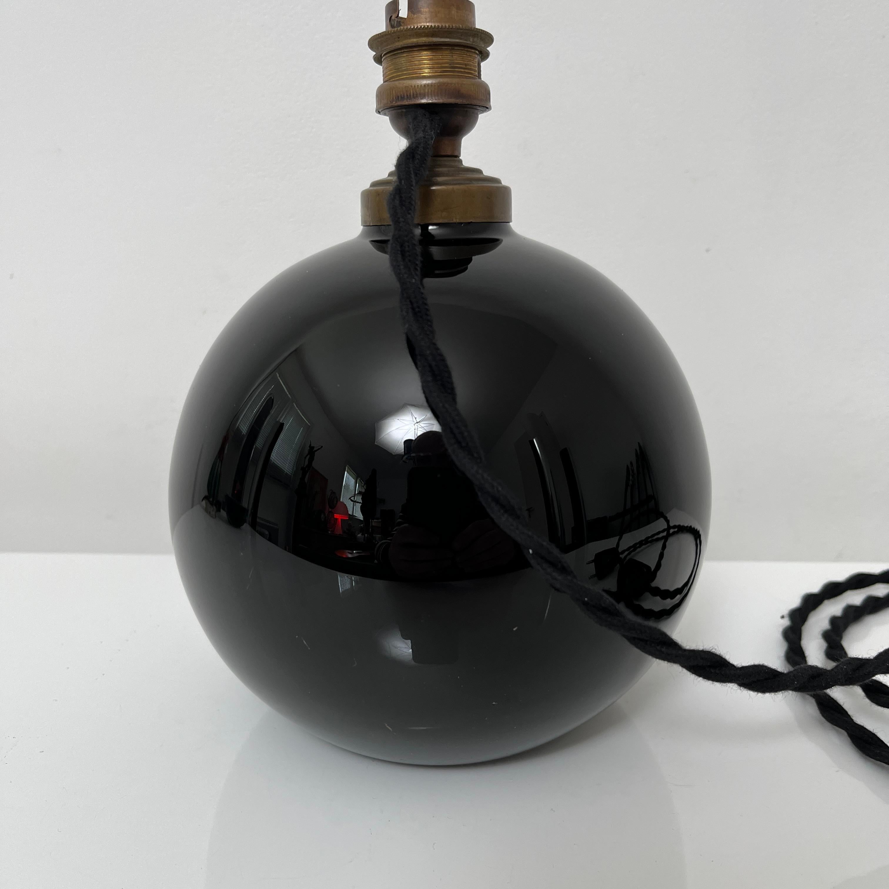 Lampe De Bureau Sphérique Jacques Adnet, Verre Opalin Noir, France, 1930 In Good Condition In PONT-AUDEMER, FR