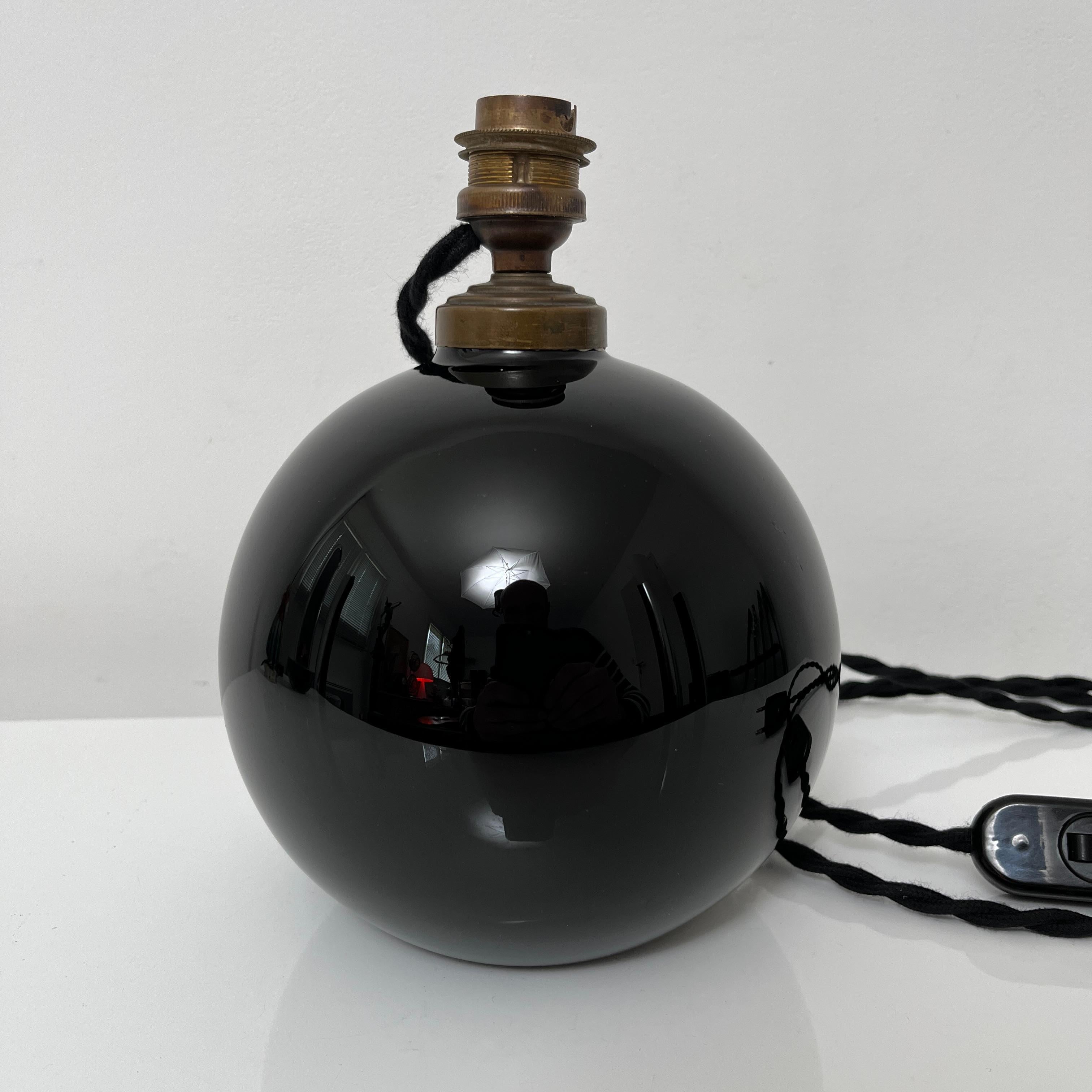 Mid-20th Century Lampe De Bureau Sphérique Jacques Adnet, Verre Opalin Noir, France, 1930 For Sale