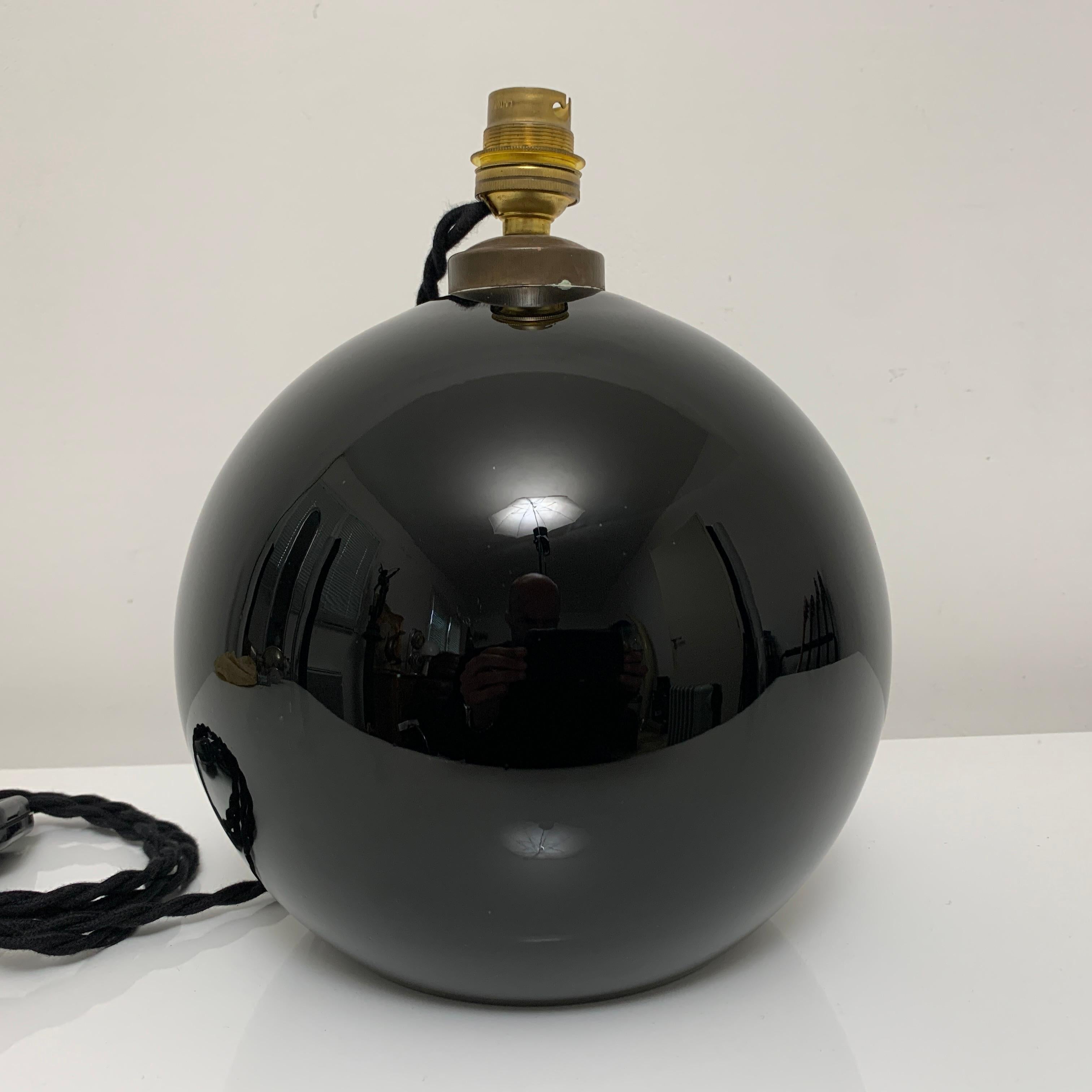 Milieu du XXe siècle Lampe de bureau sphérique Jacques Adnet, verre opalin noir, France 1930