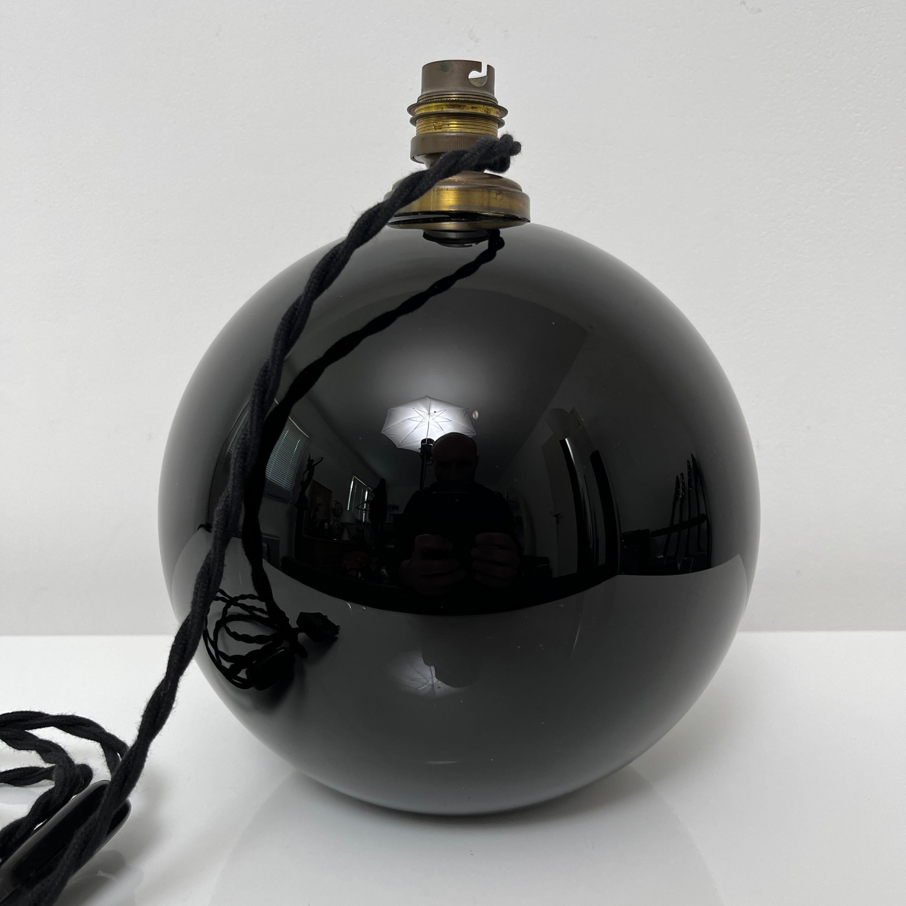 Lampe De Bureau Sphérique Jacques Adnet, Verre Opalin Noir, France, 1930 1