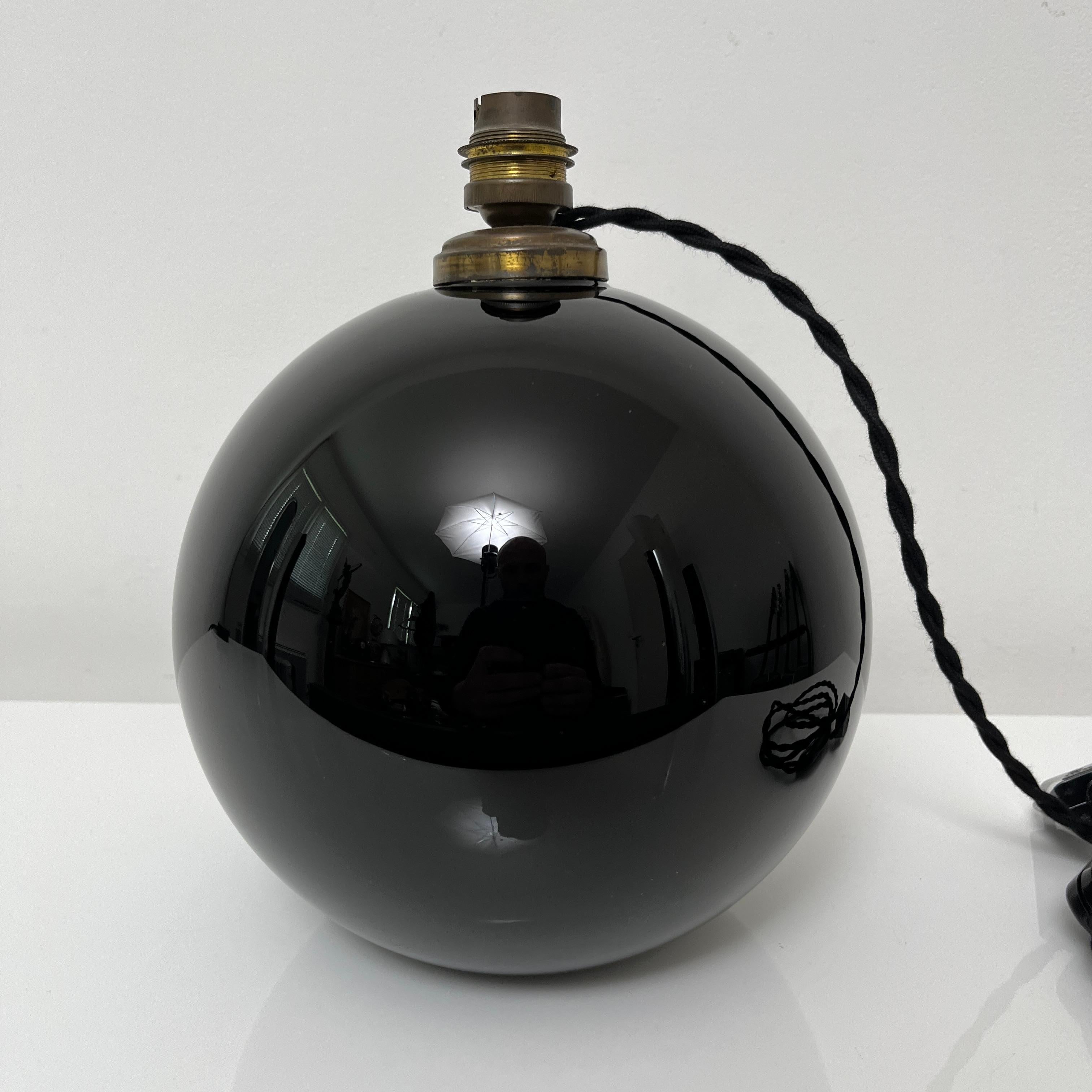 Lampe De Bureau Sphérique Jacques Adnet, Verre Opalin Noir, France, 1930 2
