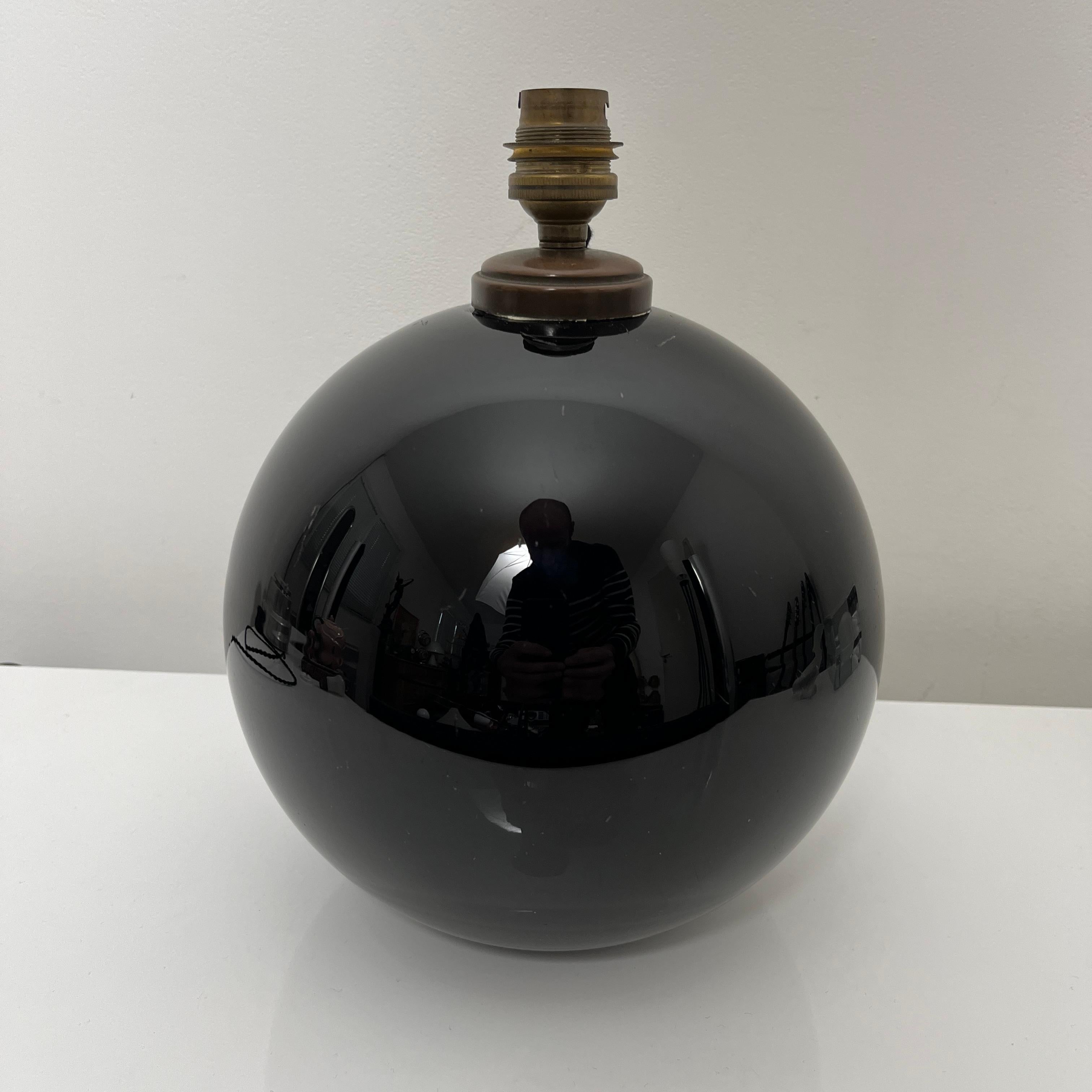 Lampe De Bureau Sphérique style Jacques Adnet, Verre Opalin Noir, France, 1930 For Sale 3
