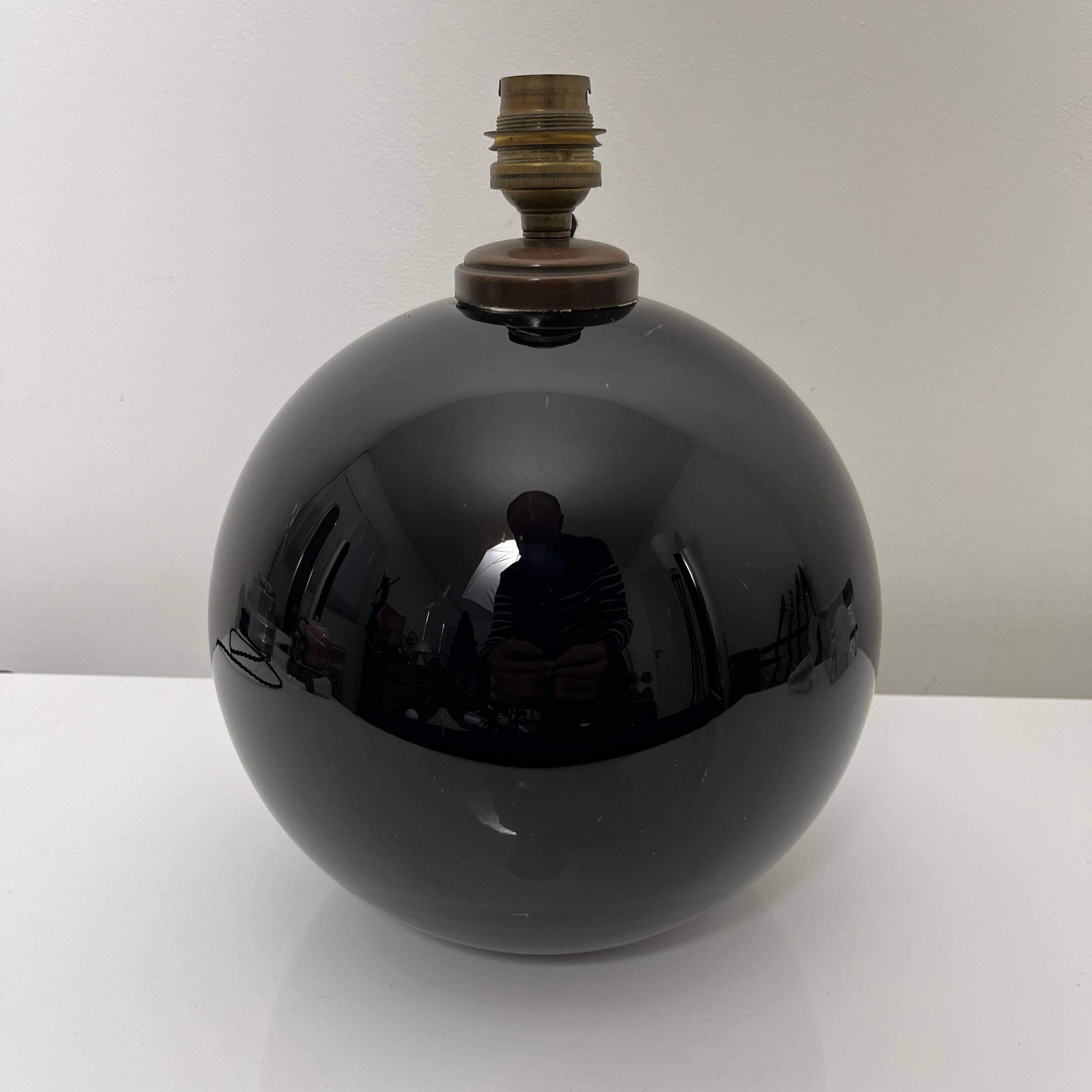 Lampe De Bureau Sphérique style Jacques Adnet, Verre Opalin Noir, France, 1930 For Sale 4