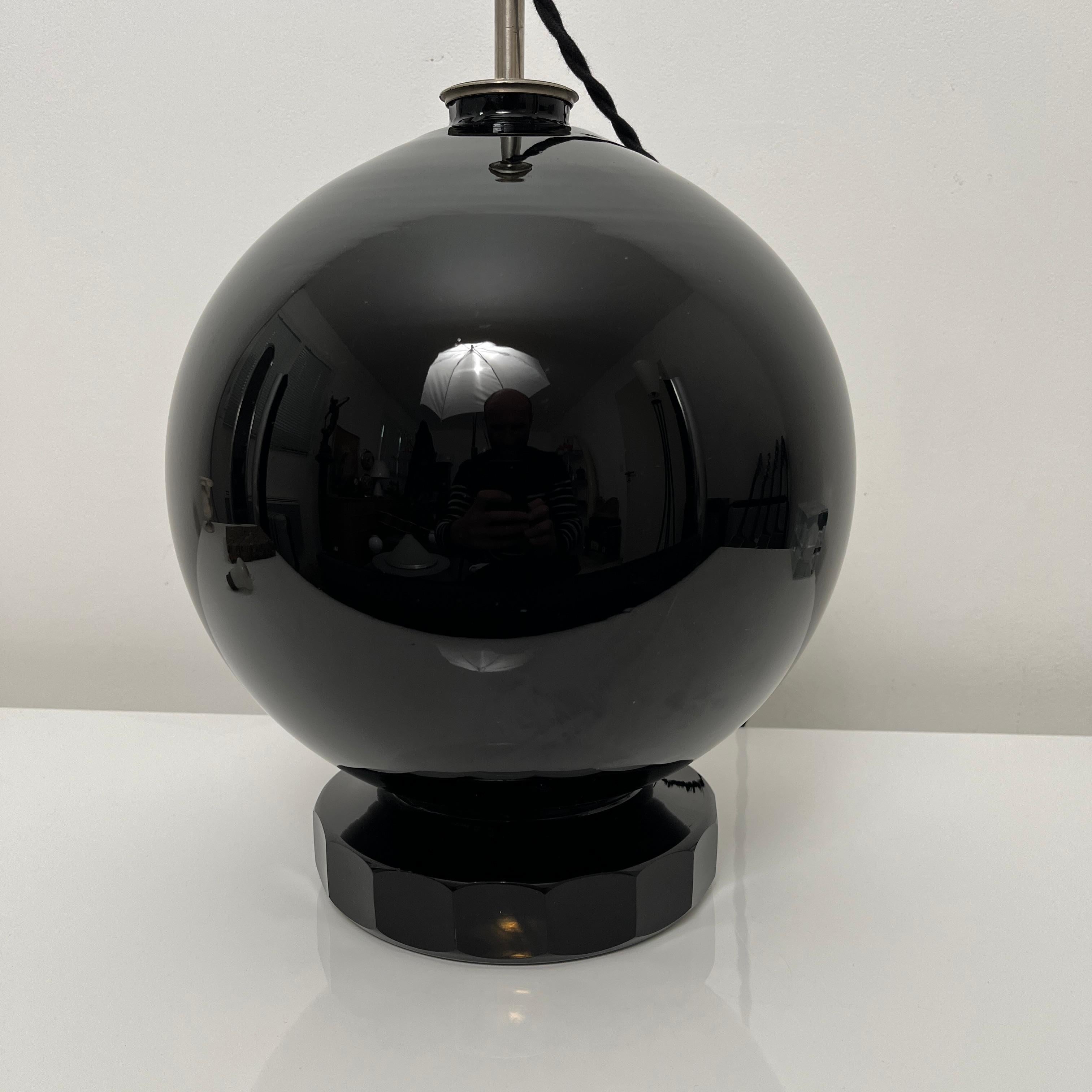 Lampe De Bureau Sphérique style Jacques Adnet, Verre Opalin Noir, France, 1930 en vente 4