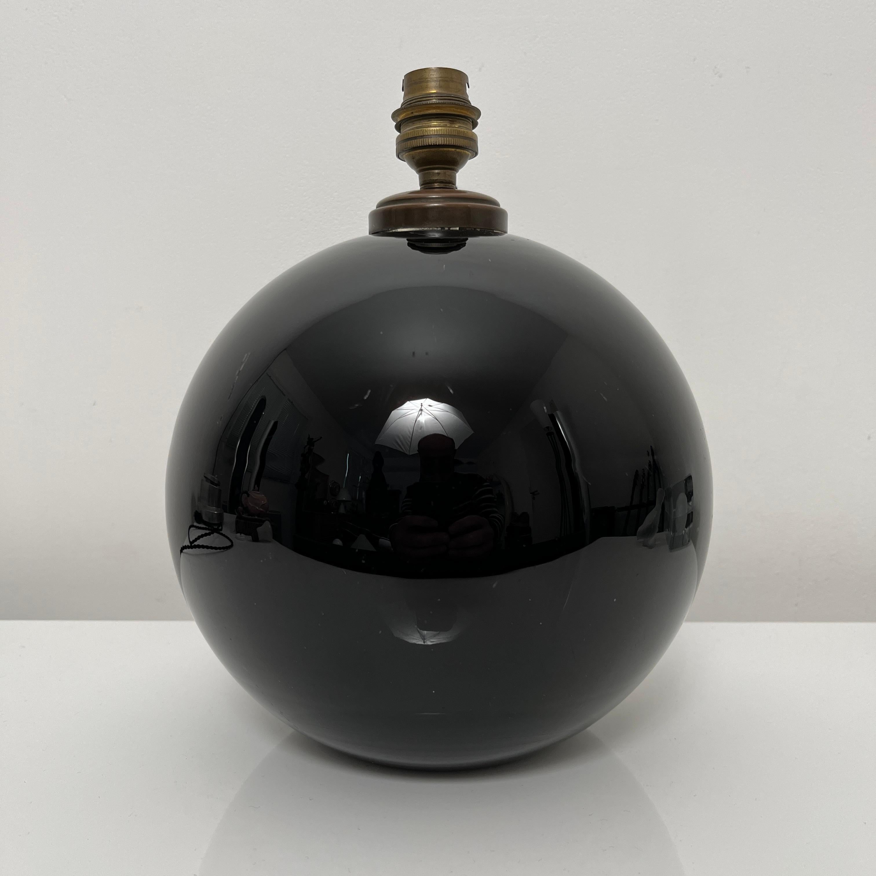 Lampe De Bureau Sphérique style Jacques Adnet, Verre Opalin Noir, France, 1930 For Sale 5