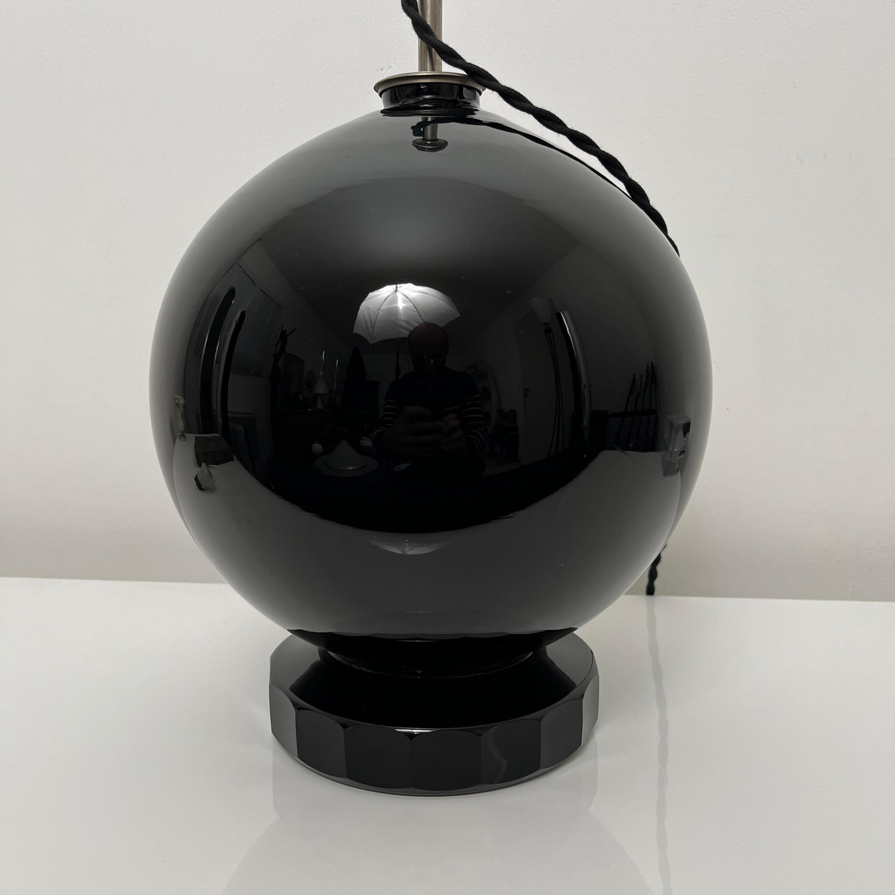 Lampe De Bureau Sphérique style Jacques Adnet, Verre Opalin Noir, France, 1930 en vente 5