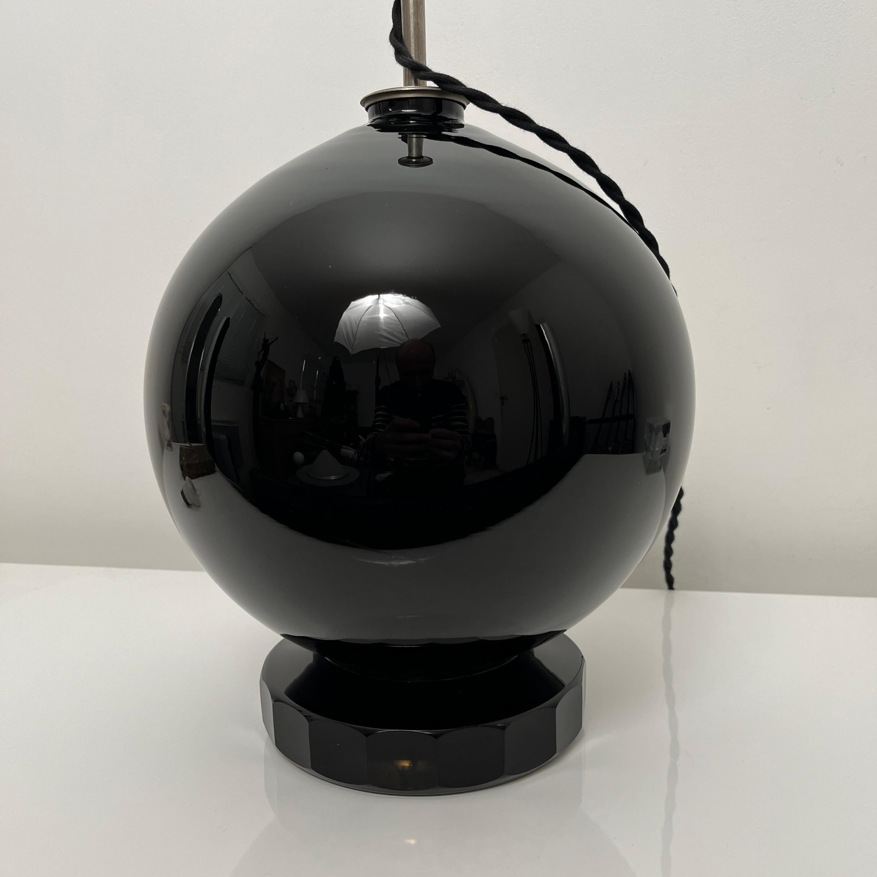 Lampe De Bureau Sphérique style Jacques Adnet, Verre Opalin Noir, France, 1930 en vente 6